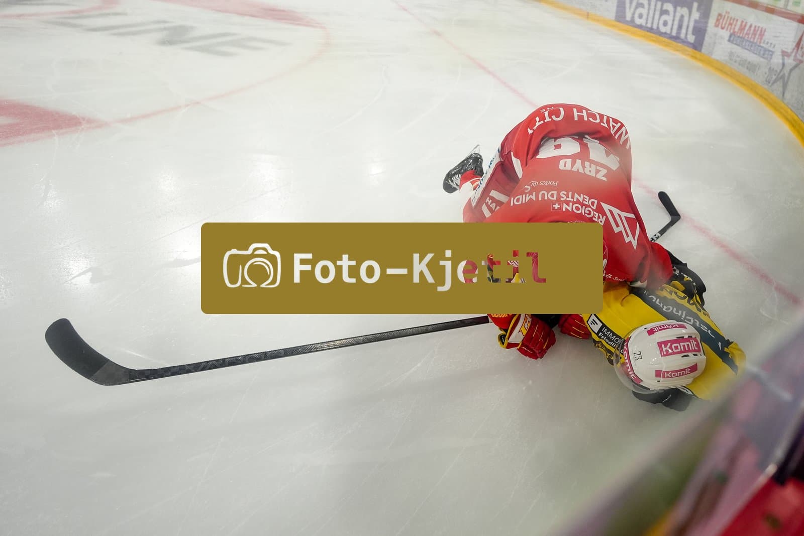 Schweiz: National League Play-In Runde 1, Spiel 1 2025/26, EHC Biel-Bienne vs SC Bern - Tissot Arena, Biel-Bienne: Miro Zryd (49 EHCB) nach einem Check gegen Marco Lehmann (23 SCB) auf ihm liegend