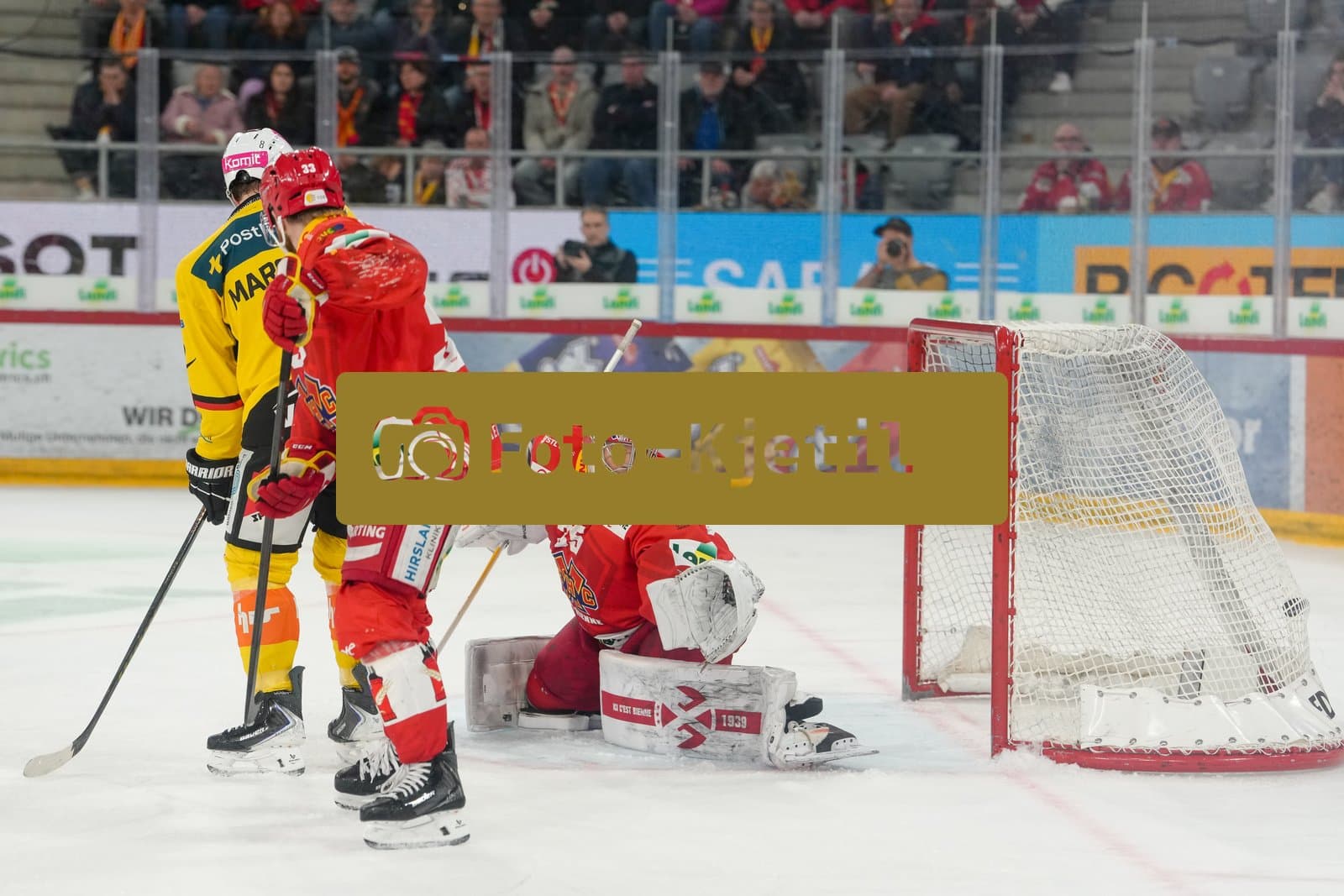 Schweiz: National League Play-In Runde 1, Spiel 1 2025/26, EHC Biel-Bienne vs SC Bern - Tissot Arena, Biel-Bienne: Marc Marchon (8 SCB) im Duell mit Linus Hultström - Linus Hultstrom (33 EHCB) vor Torhüter Harri Säteri - Harri Sateri (35 EHCB) während dem Tor von Hardy Häman Aktell - Hardy Haman Aktell (4 SCB)