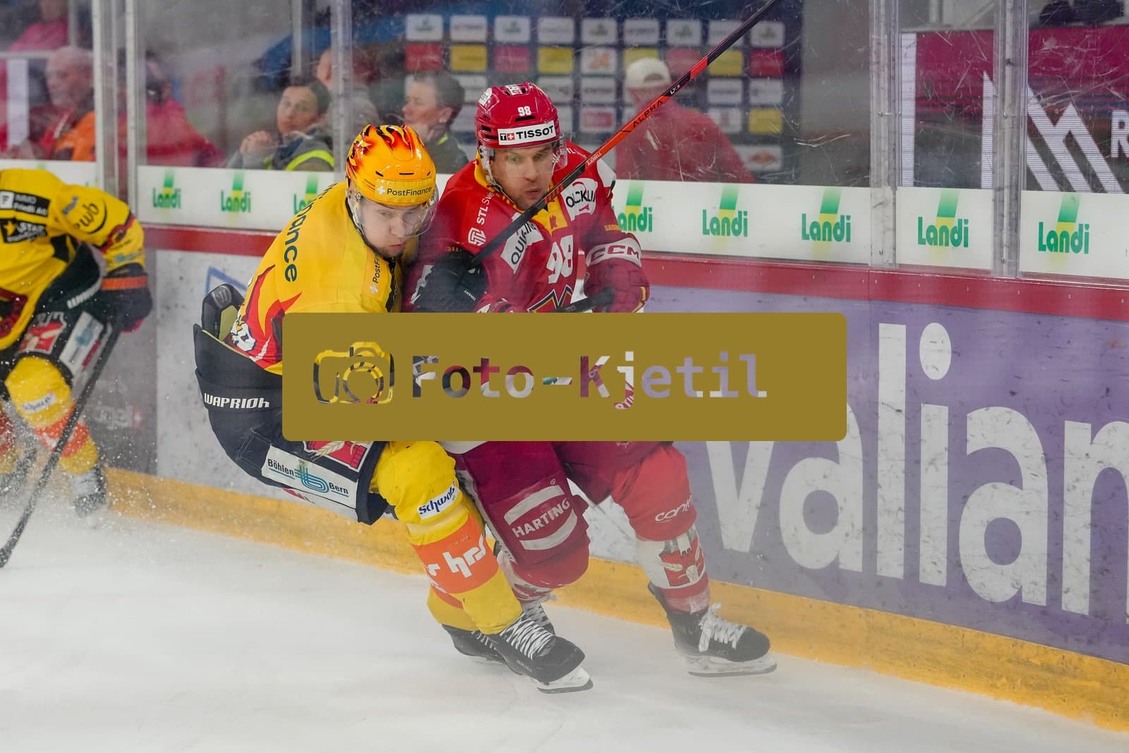 Schweiz: National League Play-In Runde 1, Spiel 1 2025/26, EHC Biel-Bienne vs SC Bern - Tissot Arena, Biel-Bienne: Victor Ejdsell (PostFinance Top Scorer von SCB) mit einem Check gegen Luca Christen (98 EHCB)
