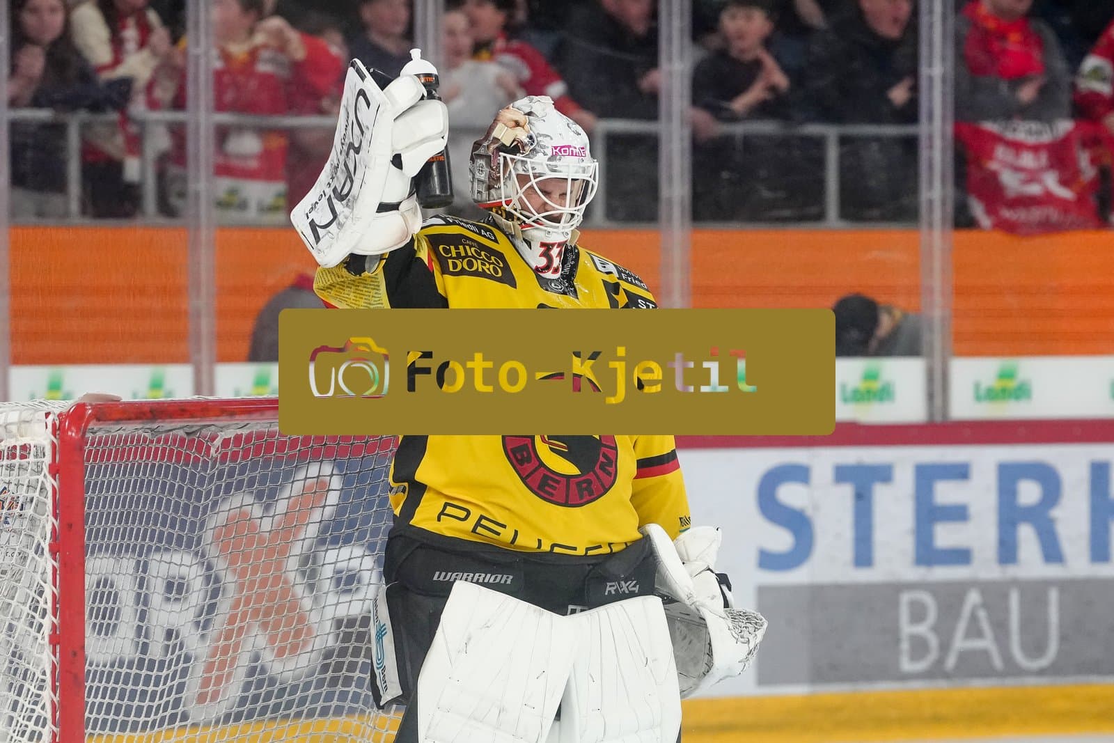 Schweiz: National League Play-In Runde 1, Spiel 1 2025/26, EHC Biel-Bienne vs SC Bern - Tissot Arena, Biel-Bienne: Torhüter Sandro Zurkirchen (33 SCB) enttäuscht nach einem Gegentreffer