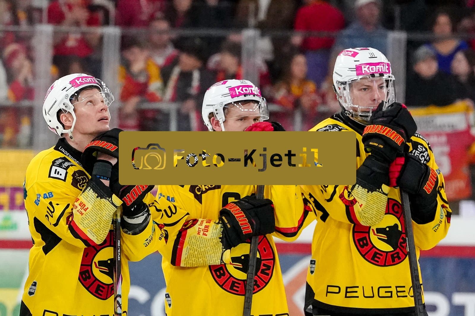 Schweiz: National League Play-In Runde 1, Spiel 1 2025/26, EHC Biel-Bienne vs SC Bern - Tissot Arena, Biel-Bienne: Miro Aaltonen (15 SCB), Mats Alge (64 SCB) und Fabian Ritzmann (91 SCB) enttäuscht nach der 4:3 Niederlage in Spiel 1 der Serie