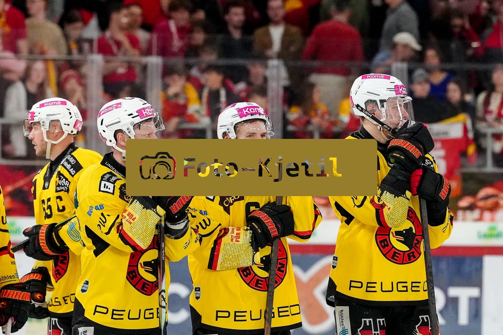 Schweiz: National League Play-In Runde 1, Spiel 1 2025/26, EHC Biel-Bienne vs SC Bern - Tissot Arena, Biel-Bienne: Miro Aaltonen (15 SCB), Mats Alge (64 SCB) und Fabian Ritzmann (91 SCB) enttäuscht nach der 4:3 Niederlage in Spiel 1 der Serie