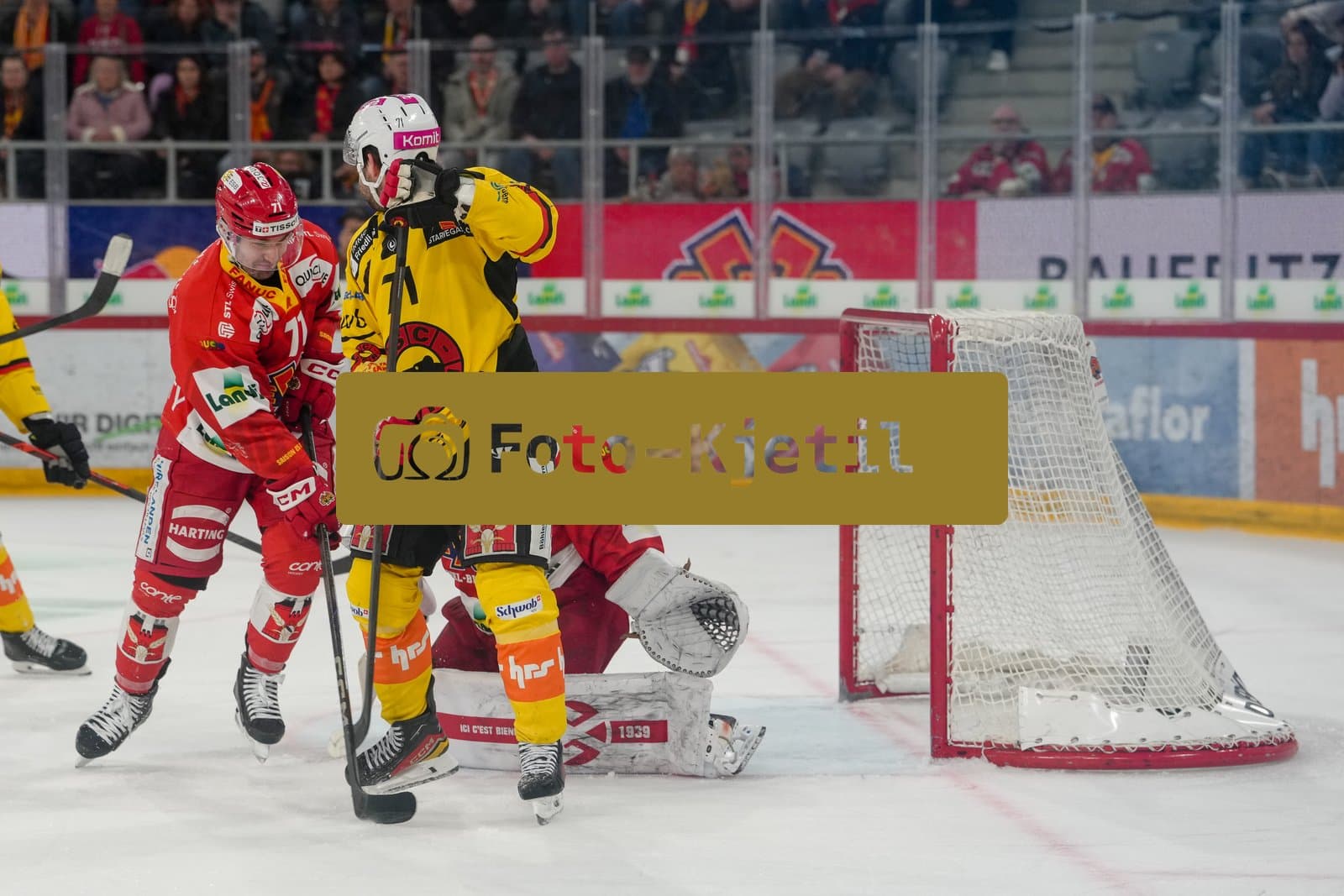 Schweiz: National League Play-In Runde 1, Spiel 1 2025/26, EHC Biel-Bienne vs SC Bern - Tissot Arena, Biel-Bienne: Emil Bemström - Emil Bemstrom (71 SCB) in Aktion vor Torhüter Harri Säteri - Harri Sateri (35 EHCB) und Yanik Burren (71 EHCB) während dem Tor von Romain Loeffel (58 SCB)
