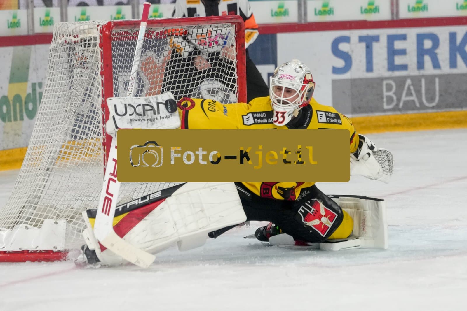 Schweiz: National League Play-In Runde 1, Spiel 1 2025/26, EHC Biel-Bienne vs SC Bern - Tissot Arena, Biel-Bienne: Torhüter Sandro Zurkirchen (33 SCB) in Aktion