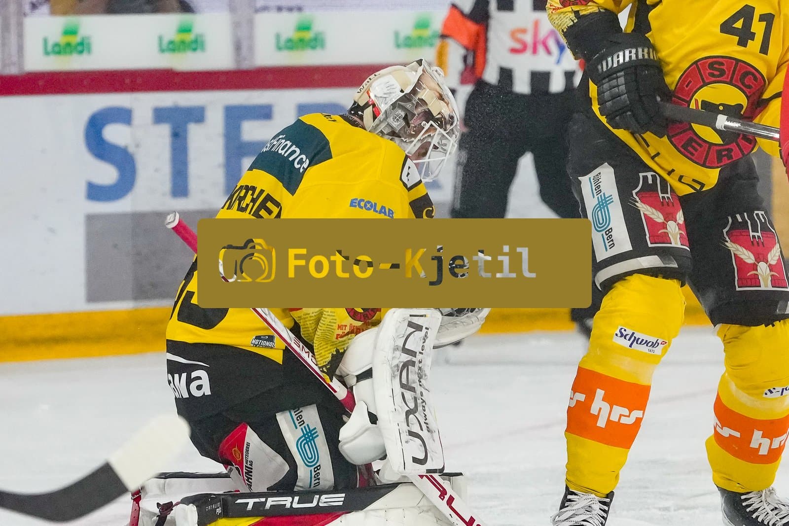 Schweiz: National League Play-In Runde 1, Spiel 1 2025/26, EHC Biel-Bienne vs SC Bern - Tissot Arena, Biel-Bienne: Torhüter Sandro Zurkirchen (33 SCB) in Aktion