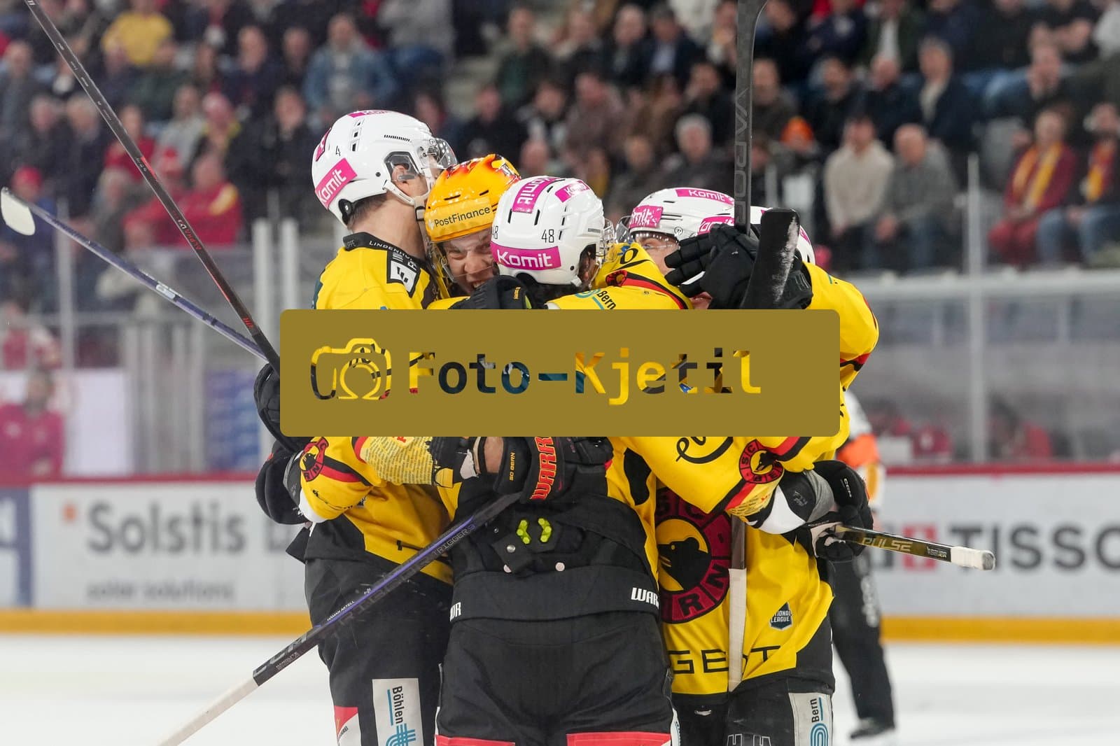 Schweiz: National League Play-In Runde 1, Spiel 1 2025/26, EHC Biel-Bienne vs SC Bern - Tissot Arena, Biel-Bienne: Hardy Häman Aktell - Hardy Haman Aktell (4 SCB) jubelt nach seinem Tor mit Victor Ejdsell (PostFinance Top Scorer von SCB), Mike Sgarbossa (48 SCB) und Marco Lehmann (23 SCB)