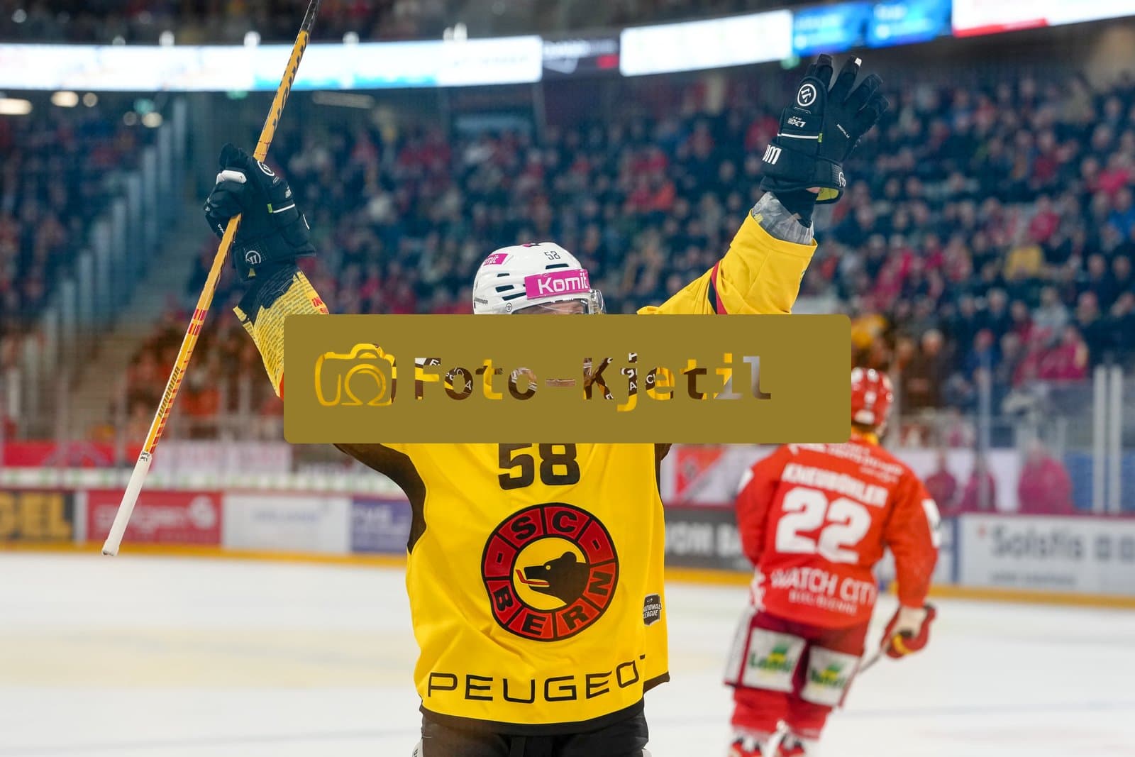 Schweiz: National League Play-In Runde 1, Spiel 1 2025/26, EHC Biel-Bienne vs SC Bern - Tissot Arena, Biel-Bienne: Romain Loeffel (58 SCB) jubelt nach seinem Tor