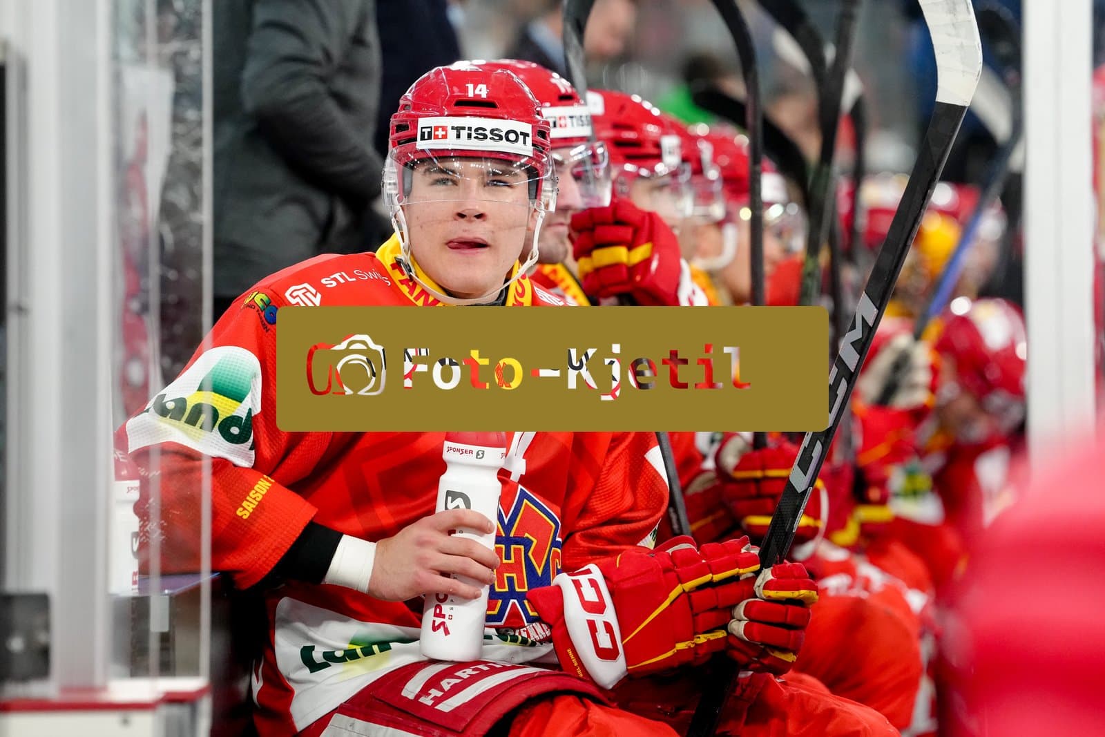 Schweiz: National League Play-In Runde 1, Spiel 1 2025/26, EHC Biel-Bienne vs SC Bern - Tissot Arena, Biel-Bienne: Niklas Blessing (14 EHCB) auf der Spielerbank