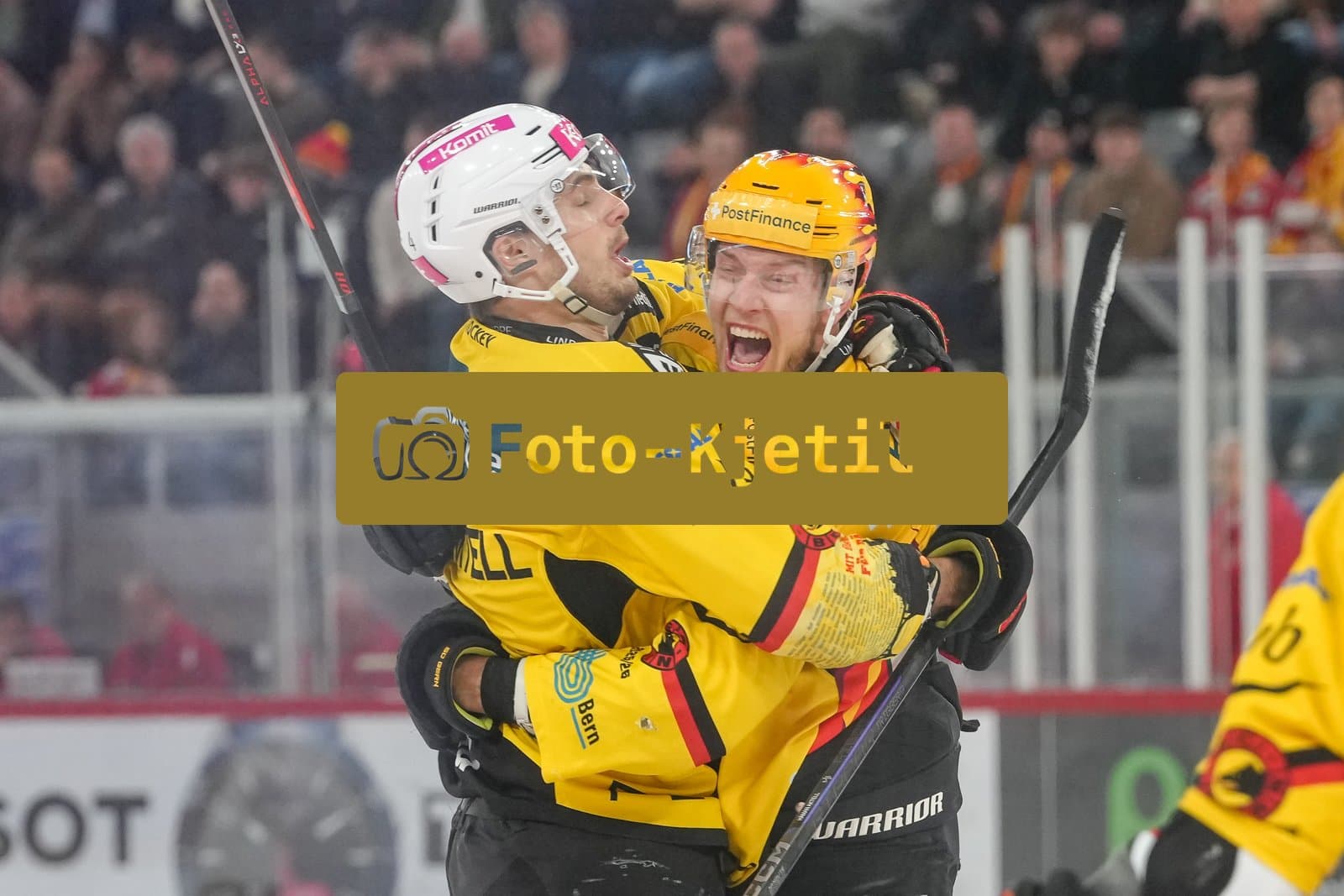 Schweiz: National League Play-In Runde 1, Spiel 1 2025/26, EHC Biel-Bienne vs SC Bern - Tissot Arena, Biel-Bienne: Hardy Häman Aktell - Hardy Haman Aktell (4 SCB) jubelt nach seinem Tor mit Victor Ejdsell (PostFinance Top Scorer von SCB)
