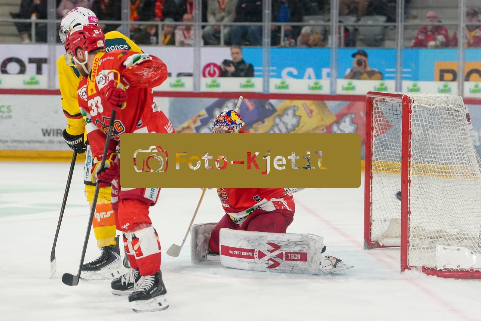 Schweiz: National League Play-In Runde 1, Spiel 1 2025/26, EHC Biel-Bienne vs SC Bern - Tissot Arena, Biel-Bienne: Marc Marchon (8 SCB) im Duell mit Linus Hultström - Linus Hultstrom (33 EHCB) vor Torhüter Harri Säteri - Harri Sateri (35 EHCB) während dem Tor von Hardy Häman Aktell - Hardy Haman Aktell (4 SCB)
