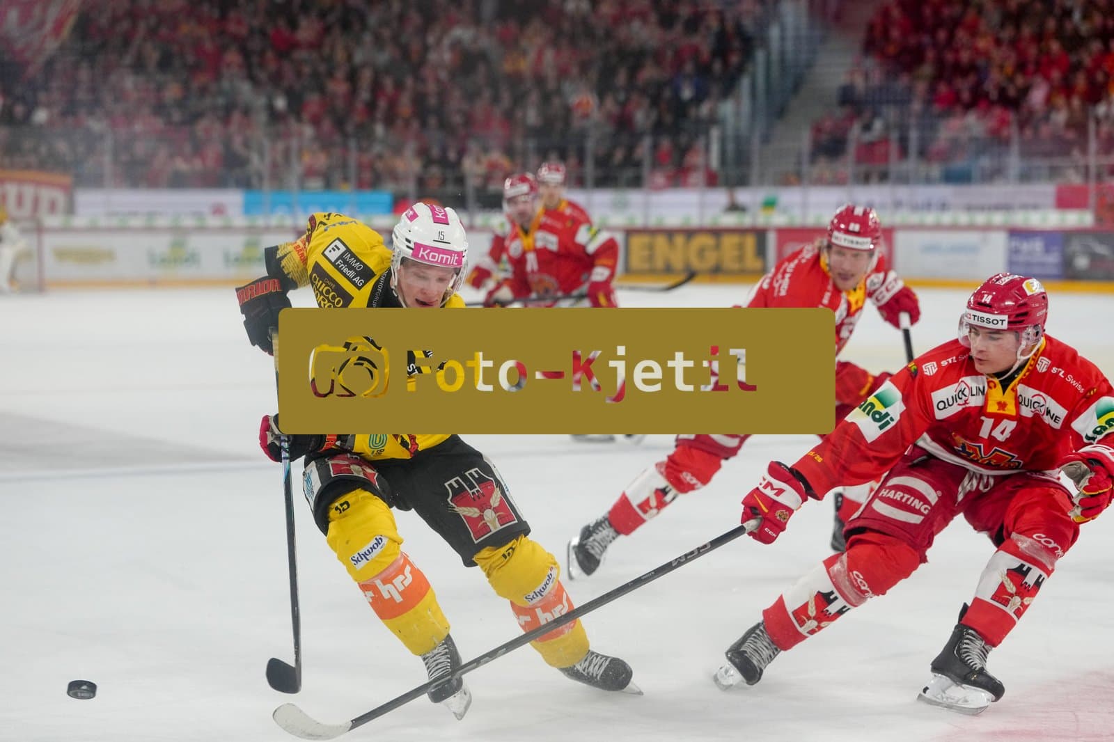 Schweiz: National League Play-In Runde 1, Spiel 1 2025/26, EHC Biel-Bienne vs SC Bern - Tissot Arena, Biel-Bienne: Miro Aaltonen (15 SCB) im Duell mit Niklas Blessing (14 EHCB)
