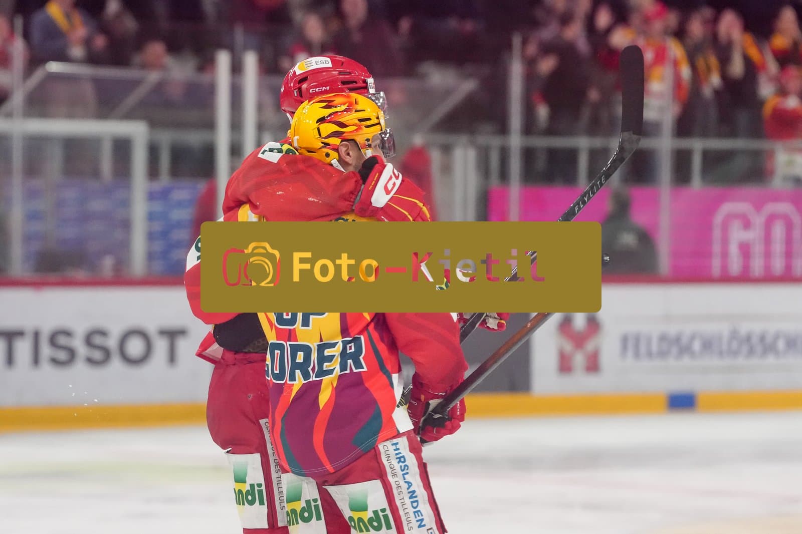 Schweiz: National League Play-In Runde 1, Spiel 1 2025/26, EHC Biel-Bienne vs SC Bern - Tissot Arena, Biel-Bienne: Fabio Hofer (PostFinance Top Scorer von EHCB) umarmt Teamkolegen