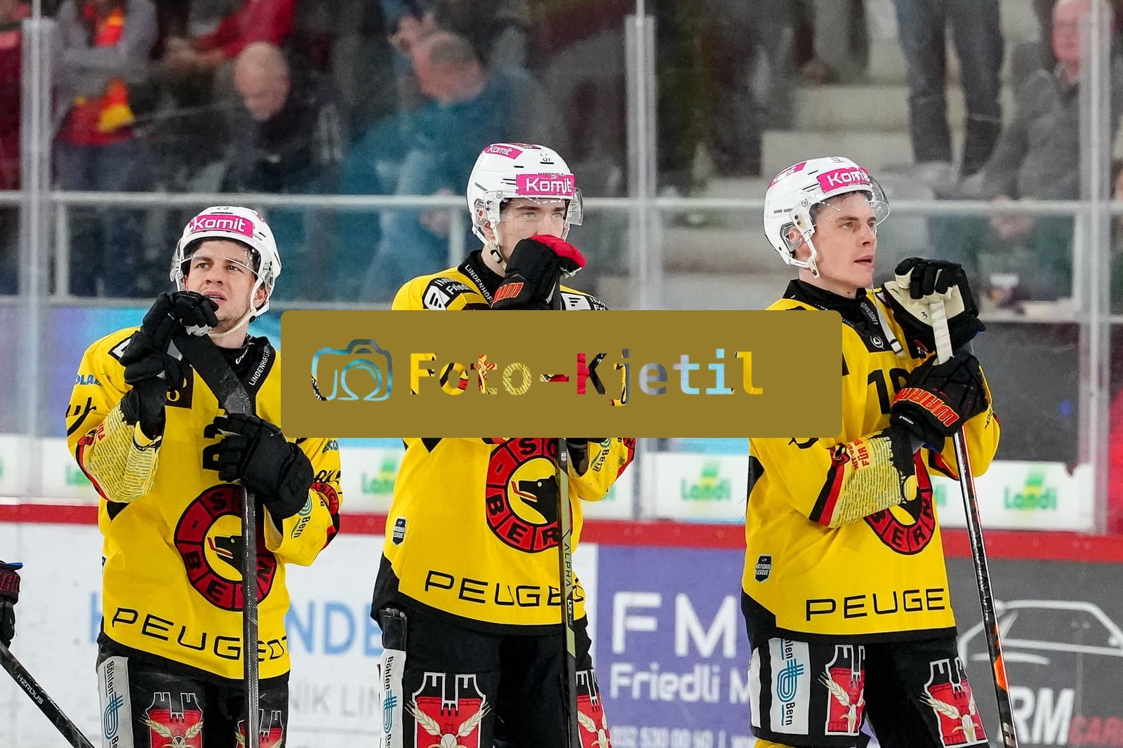 Schweiz: National League Play-In Runde 1, Spiel 1 2025/26, EHC Biel-Bienne vs SC Bern - Tissot Arena, Biel-Bienne: Marco Lehmann (23 SCB), Nils Rhyn (51 SCB) und Waltteri Merelä - Waltteri Merela (19 SCB) enttäuscht nach der 4:3 Niederlage in Spiel 1 der Serie