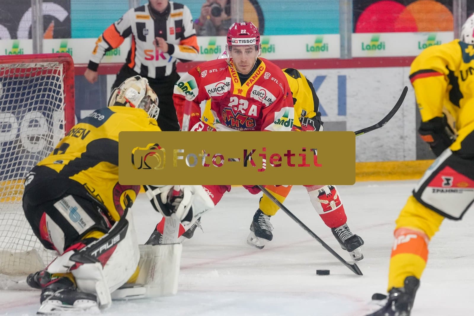 Schweiz: National League Play-In Runde 1, Spiel 1 2025/26, EHC Biel-Bienne vs SC Bern - Tissot Arena, Biel-Bienne: Johnny Kneubuehler (22 EHCB) im Duell mit Torhüter Sandro Zurkirchen (33 SCB)