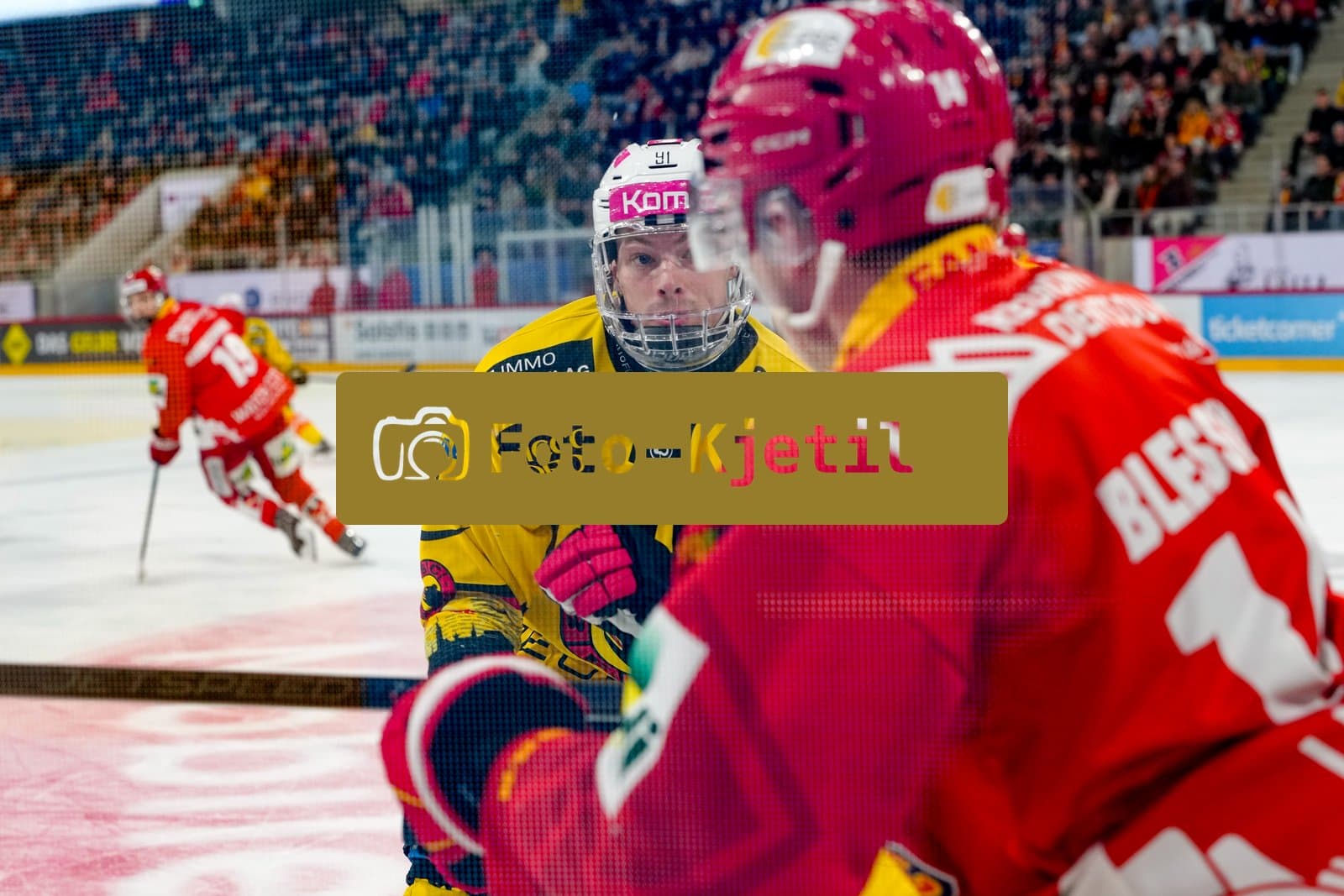 Schweiz: National League Play-In Runde 1, Spiel 1 2025/26, EHC Biel-Bienne vs SC Bern - Tissot Arena, Biel-Bienne: Fabian Ritzmann (91 SCB) vor einem Check gegen Niklas Blessing (14 EHCB)