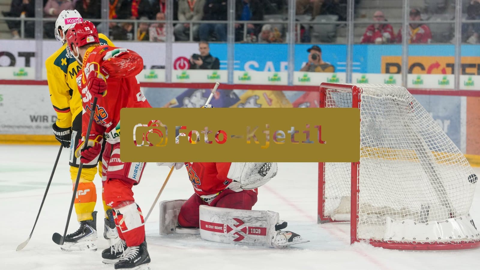 Schweiz: National League Play-In Runde 1, Spiel 1 2025/26, EHC Biel-Bienne vs SC Bern - Tissot Arena, Biel-Bienne: Marc Marchon (8 SCB) im Duell mit Linus Hultström - Linus Hultstrom (33 EHCB) vor Torhüter Harri Säteri - Harri Sateri (35 EHCB) während dem Tor von Hardy Häman Aktell - Hardy Haman Aktell (4 SCB)