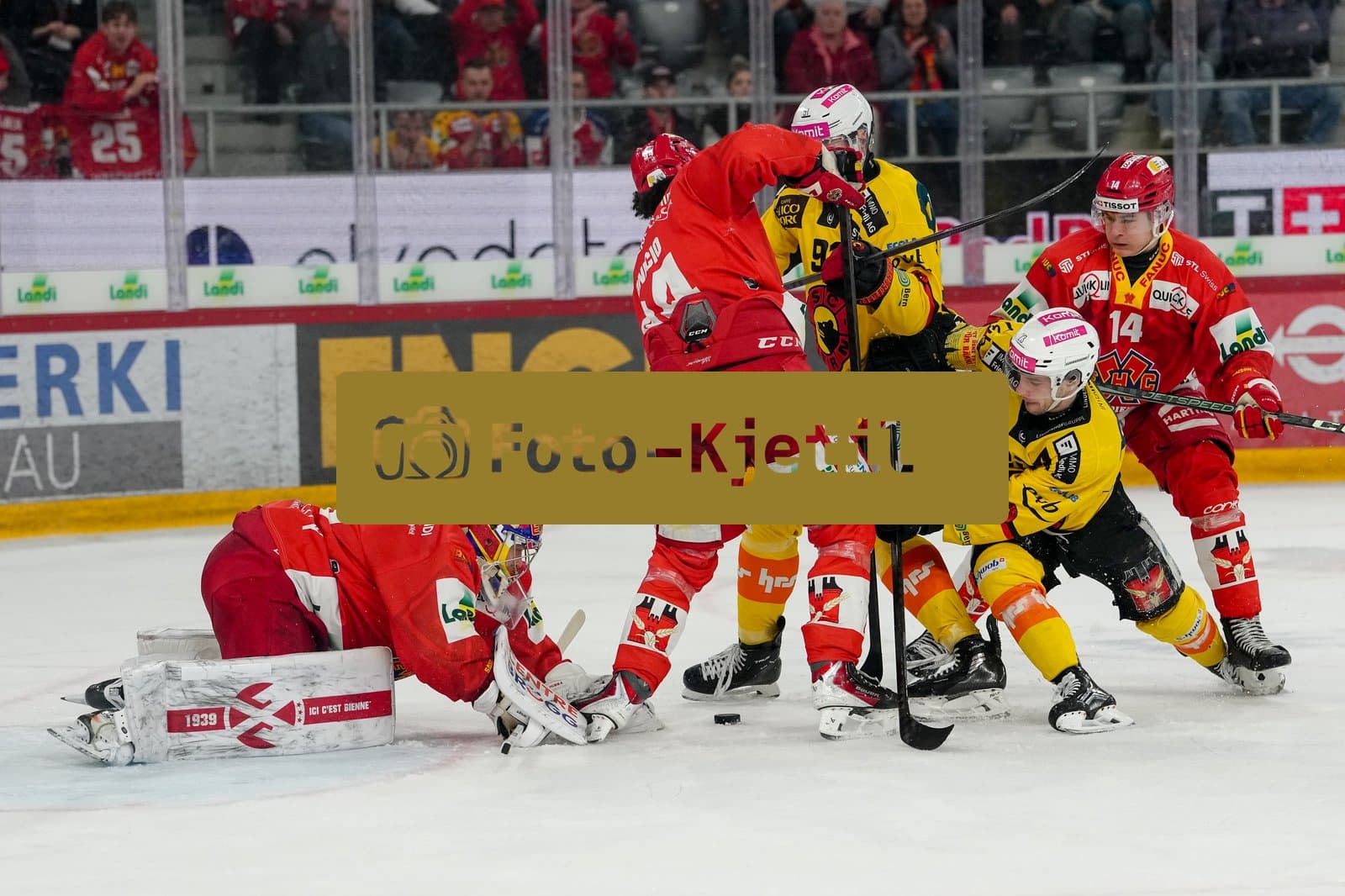 Schweiz: National League Play-In Runde 1, Spiel 1 2025/26, EHC Biel-Bienne vs SC Bern - Tissot Arena, Biel-Bienne: Marco Lehmann (23 SCB) Fabian Ritzmann (91 SCB) im Duell mit Niklas Blessing (14 EHCB), Rodwin Dionicio (94 EHCB) und Torhüter Harri Säteri - Harri Sateri (35 EHCB)