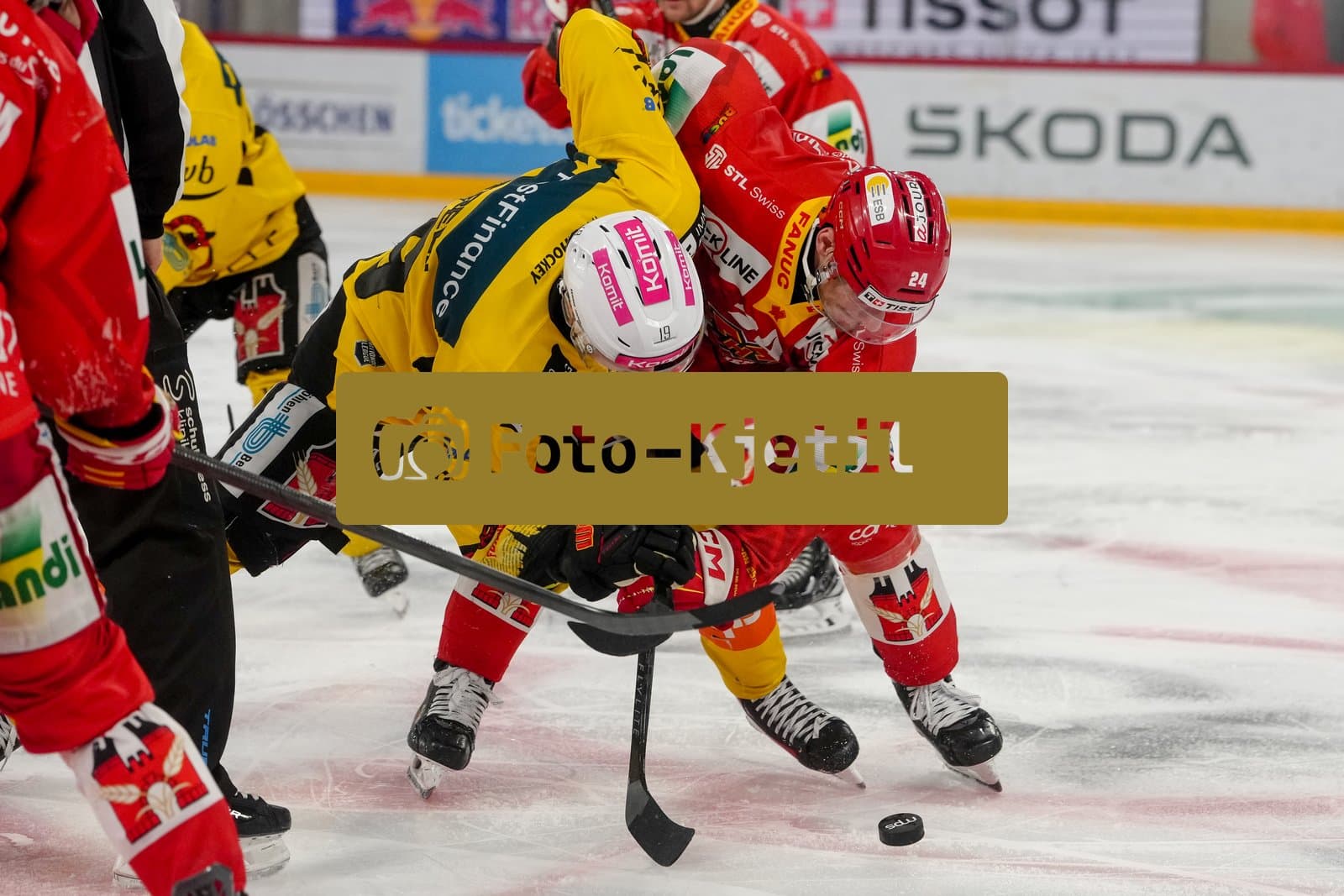 Schweiz: National League Play-In Runde 1, Spiel 1 2025/26, EHC Biel-Bienne vs SC Bern - Tissot Arena, Biel-Bienne: Waltteri Merelä - Waltteri Merela (19 SCB) im Duell mit Lias Andersson (24 EHCB)