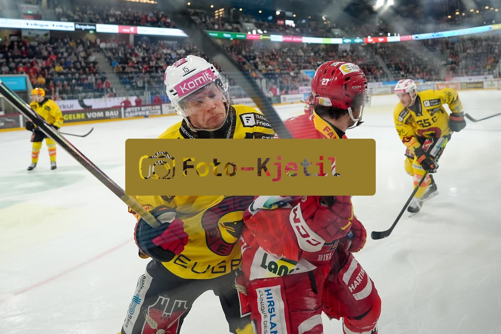 Schweiz: National League Play-In Runde 1, Spiel 1 2025/26, EHC Biel-Bienne vs SC Bern - Tissot Arena, Biel-Bienne: Miro Aaltonen (15 SCB) mit einem Check gegen Yanick Sablatnig (27 EHCB)