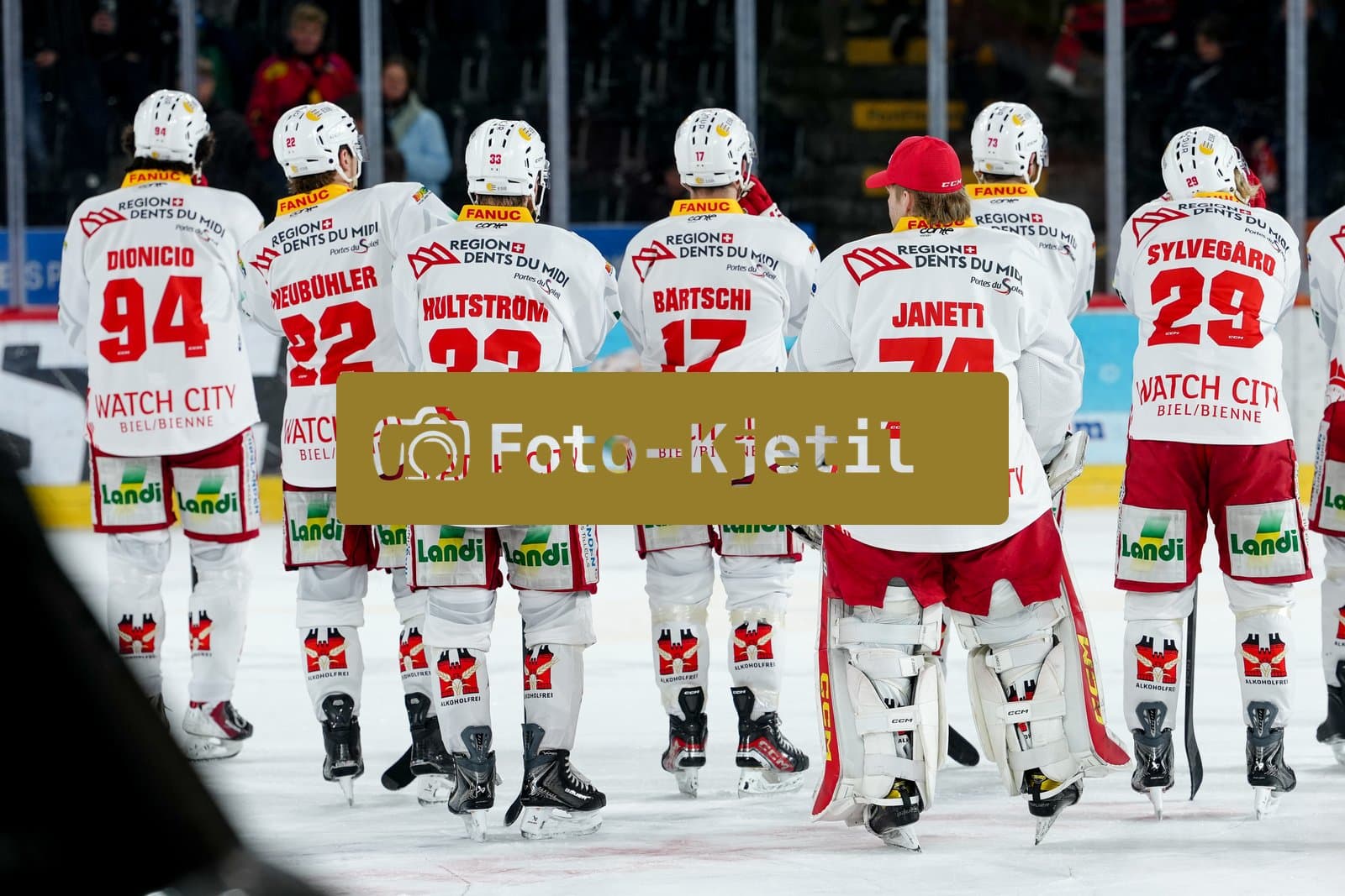 Schweiz: National League Play-In Runde 1, Spiel 2 2025/26, SC Bern vs EHC Biel-Bienne - PostFinance Arena, Bern: Die Spieler des EHC Biel-Bienne enttäuscht nach der Niederlage gegen den SC Bern und somit dem Ausscheiden der Playoff und somit dem Saisonende