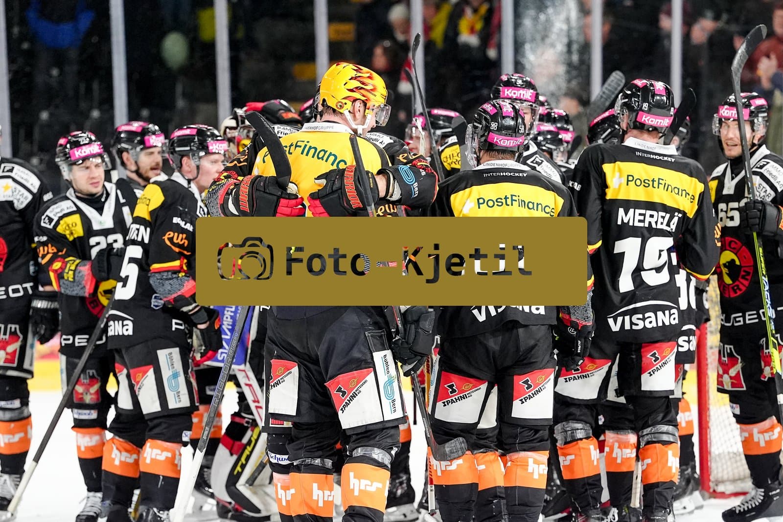 Schweiz: National League Play-In Runde 1, Spiel 2 2025/26, SC Bern vs EHC Biel-Bienne - PostFinance Arena, Bern: Die Spieler feiern den Sieg gegen den EHC Biel-Bienne und stehen somit in den Play-In Runde 2