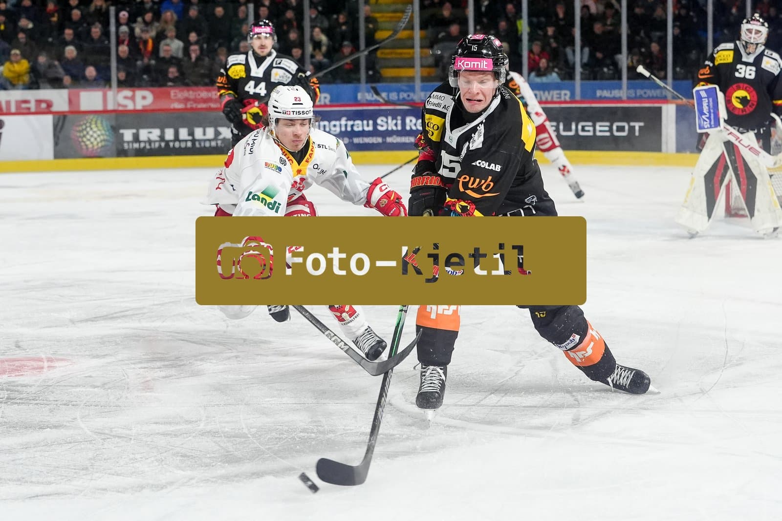 Schweiz: National League Play-In Runde 1, Spiel 2 2025/26, SC Bern vs EHC Biel-Bienne - PostFinance Arena, Bern: Miro Aaltonen (15 SCB) im Duell mit Mark Sever (23 EHCB)