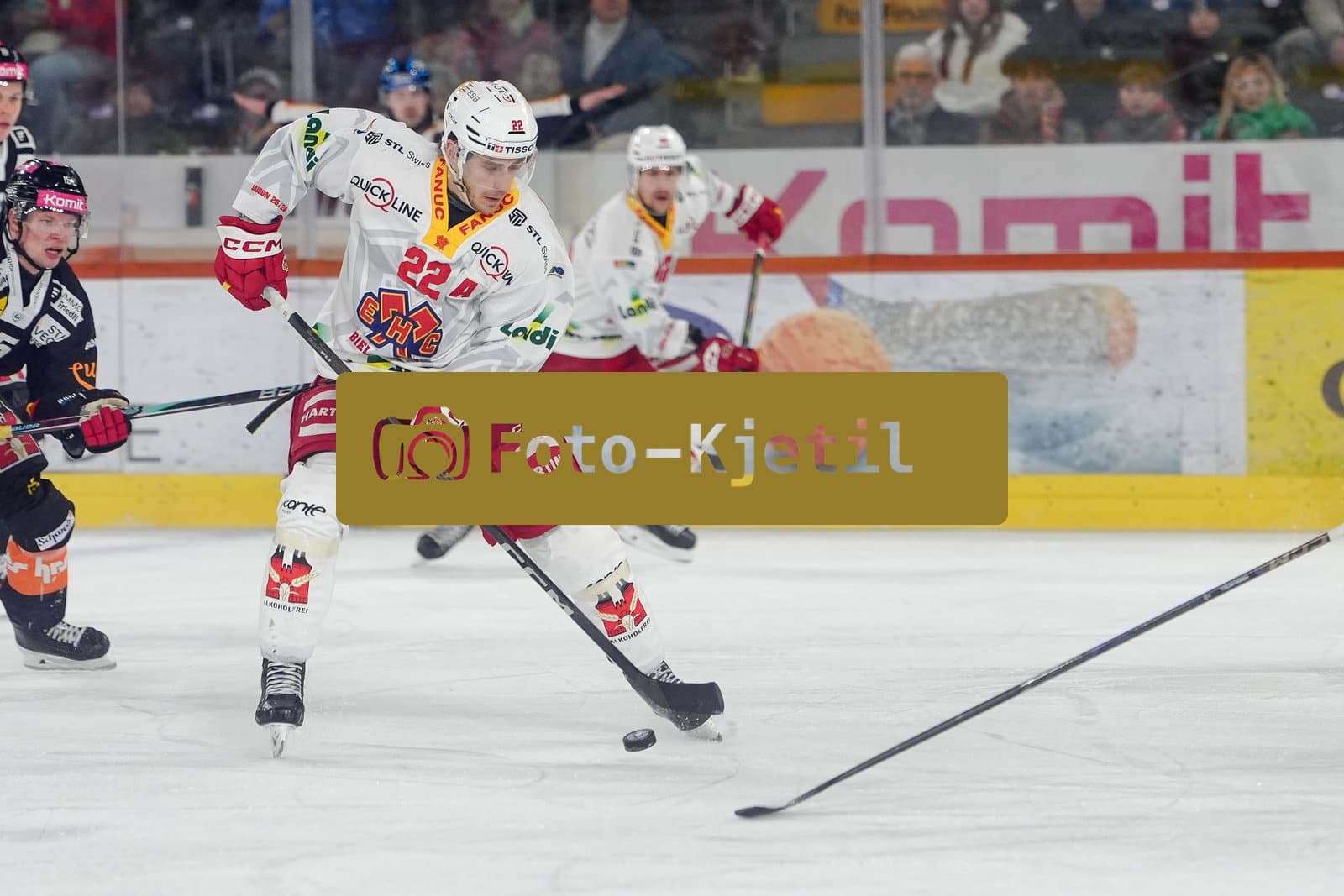 Schweiz: National League Play-In Runde 1, Spiel 2 2025/26, SC Bern vs EHC Biel-Bienne - PostFinance Arena, Bern: Johnny Kneubuehler (22 EHCB) in Aktion