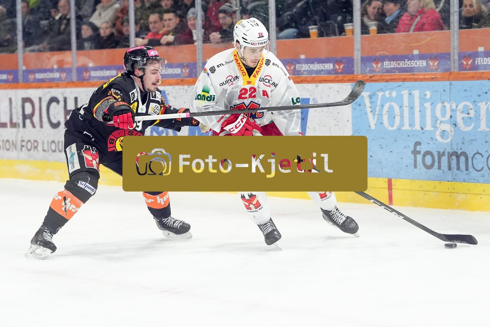 Schweiz: National League Play-In Runde 1, Spiel 2 2025/26, SC Bern vs EHC Biel-Bienne - PostFinance Arena, Bern: Marco Müller - Marco Muller (83 SCB) im Duell mit Johnny Kneubuehler (22 EHCB)