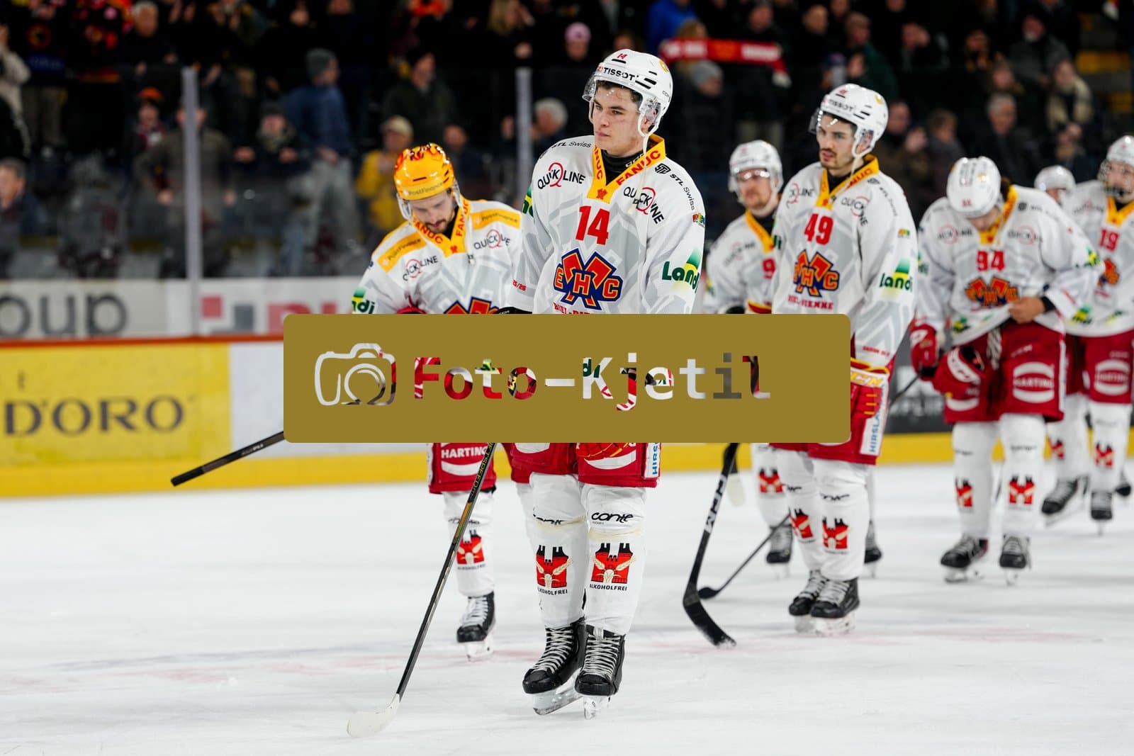 Schweiz: National League Play-In Runde 1, Spiel 2 2025/26, SC Bern vs EHC Biel-Bienne - PostFinance Arena, Bern: Die Spieler des EHC Biel-Bienne enttäuscht nach der Niederlage gegen den SC Bern und somit dem Ausscheiden der Playoff und somit dem Saisonende