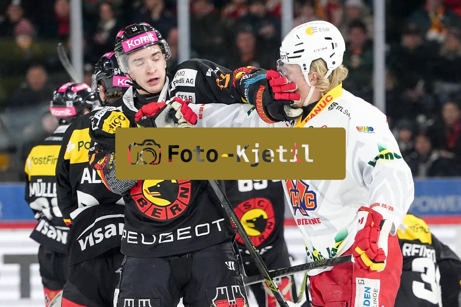Schweiz: National League Play-In Runde 1, Spiel 2 2025/26, SC Bern vs EHC Biel-Bienne - PostFinance Arena, Bern: Marcus Sylvegard (29 EHCB) im Duell mit Nils Rhyn (51 SCB)