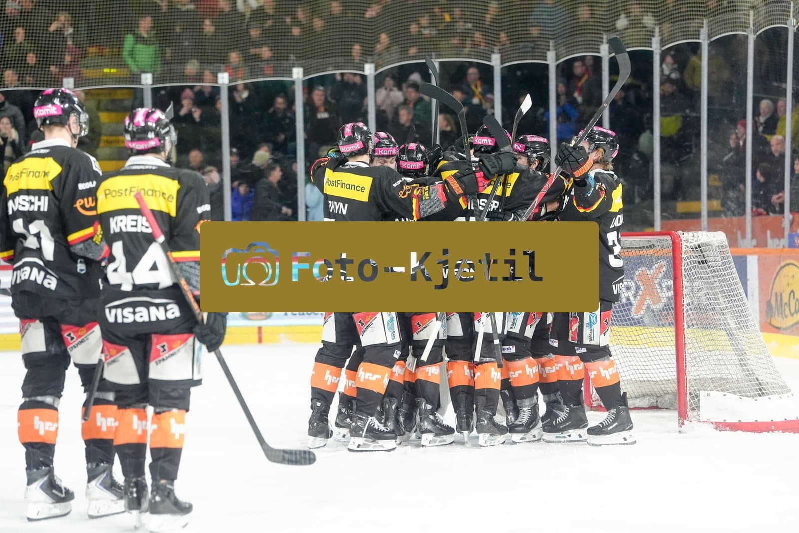Schweiz: National League Play-In Runde 1, Spiel 2 2025/26, SC Bern vs EHC Biel-Bienne - PostFinance Arena, Bern: Die Spieler feiern den Sieg gegen den EHC Biel-Bienne und stehen somit in den Play-In Runde 2