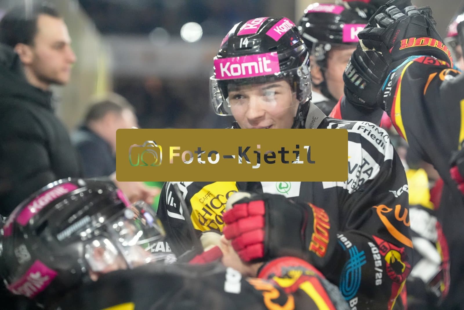 Schweiz: National League Play-In Runde 1, Spiel 2 2025/26, SC Bern vs EHC Biel-Bienne - PostFinance Arena, Bern: Louis Füllemann - Louis Fullemann (14 SCB) nach dem Tor von Victor Ejdsell (PostFinance Top Scorer von SCB)
