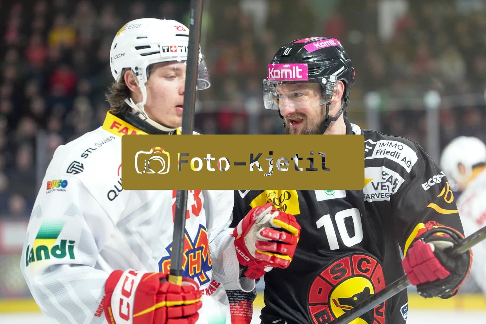 Schweiz: National League Play-In Runde 1, Spiel 2 2025/26, SC Bern vs EHC Biel-Bienne - PostFinance Arena, Bern: Tristan Scherwey (10 SCB) im Duell mit Mark Sever (23 EHCB)