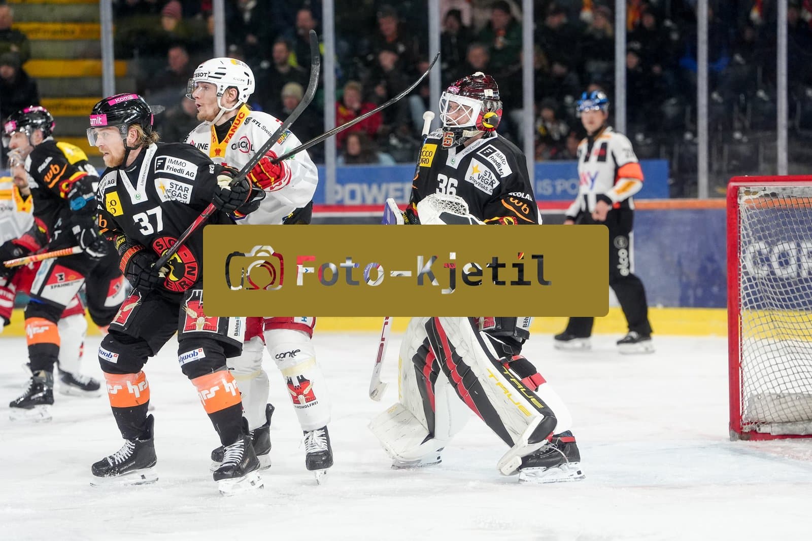Schweiz: National League Play-In Runde 1, Spiel 2 2025/26, SC Bern vs EHC Biel-Bienne - PostFinance Arena, Bern: Lias Andersson (24 EHCB) in Aktion gegen Anton Lindholm (37 SCB) und Torhüter Adam Reideborn (36 SCB)