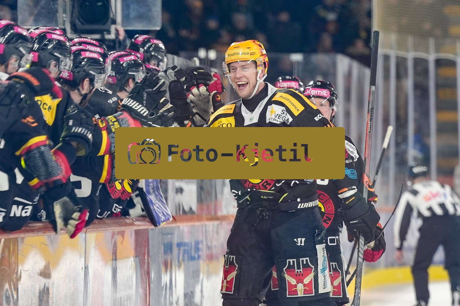 Schweiz: National League Play-In Runde 1, Spiel 2 2025/26, SC Bern vs EHC Biel-Bienne - PostFinance Arena, Bern: Victor Ejdsell (PostFinance Top Scorer von SCB) jubelt nach seinem Tor zum 4:0 mit dem Team