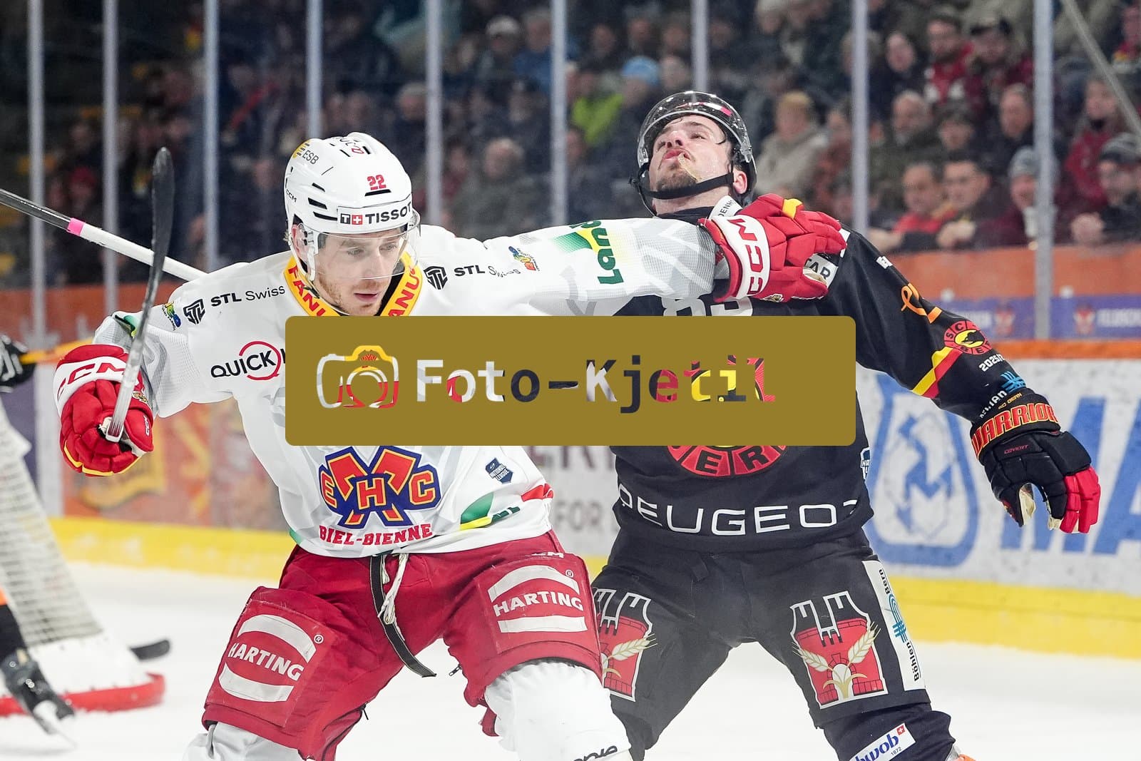 Schweiz: National League Play-In Runde 1, Spiel 2 2025/26, SC Bern vs EHC Biel-Bienne - PostFinance Arena, Bern: Johnny Kneubuehler (22 EHCB) im Duell mit Marco Müller - Marco Muller (83 SCB)