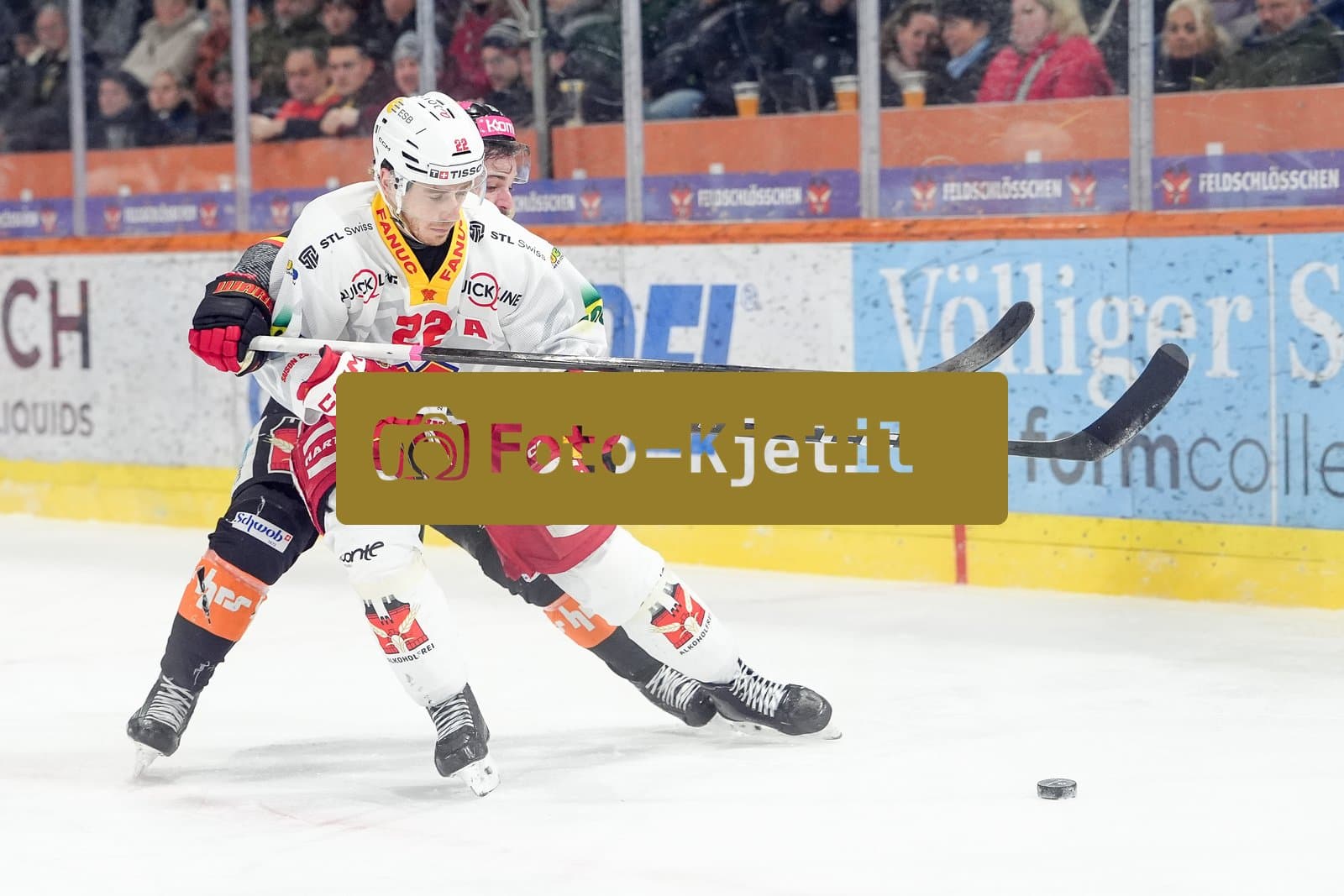 Schweiz: National League Play-In Runde 1, Spiel 2 2025/26, SC Bern vs EHC Biel-Bienne - PostFinance Arena, Bern: Marco Müller - Marco Muller (83 SCB) im Duell mit Johnny Kneubuehler (22 EHCB)