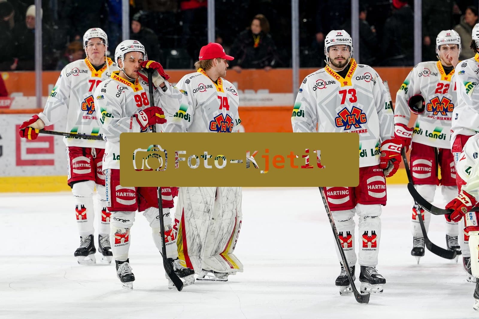 Schweiz: National League Play-In Runde 1, Spiel 2 2025/26, SC Bern vs EHC Biel-Bienne - PostFinance Arena, Bern: Luca Christen (98 EHCB) und Petr Cajka (73 EHCB) enttäuscht nach der Niederlage gegen den SC Bern und somit dem Ausscheiden der Playoff und somit dem Saisonende