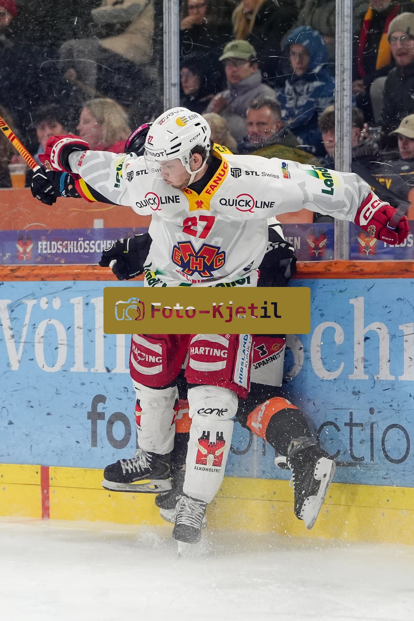 Schweiz: National League Play-In Runde 1, Spiel 2 2025/26, SC Bern vs EHC Biel-Bienne - PostFinance Arena, Bern: Yanick Sablatnig (27 EHCB) mit einem Check gegen Romain Loeffel (58 SCB)