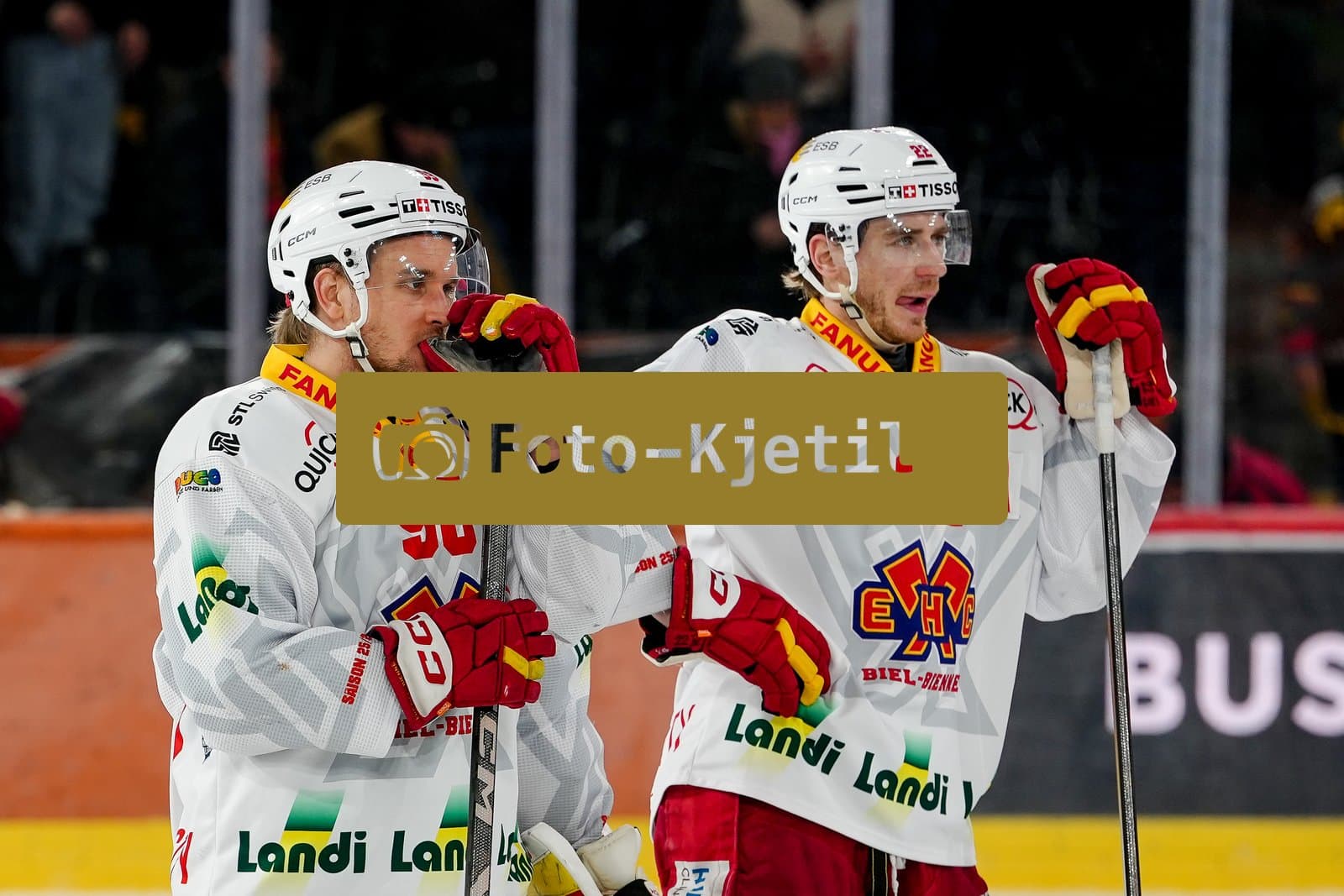 Schweiz: National League Play-In Runde 1, Spiel 2 2025/26, SC Bern vs EHC Biel-Bienne - PostFinance Arena, Bern: Luca Christen (98 EHCB) und Johnny Kneubuehler (22 EHCB) enttäuscht nach der Niederlage gegen den SC Bern und somit dem Ausscheiden der Playoff und somit dem Saisonende