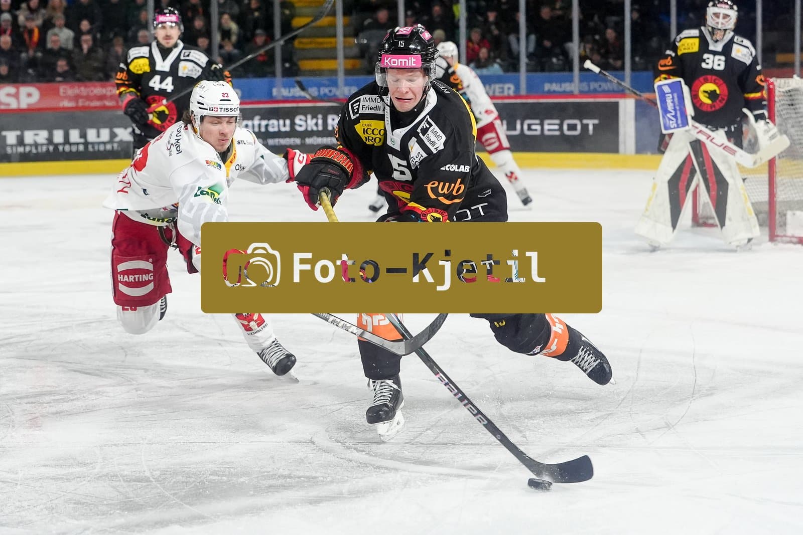 Schweiz: National League Play-In Runde 1, Spiel 2 2025/26, SC Bern vs EHC Biel-Bienne - PostFinance Arena, Bern: Miro Aaltonen (15 SCB) im Duell mit Mark Sever (23 EHCB)