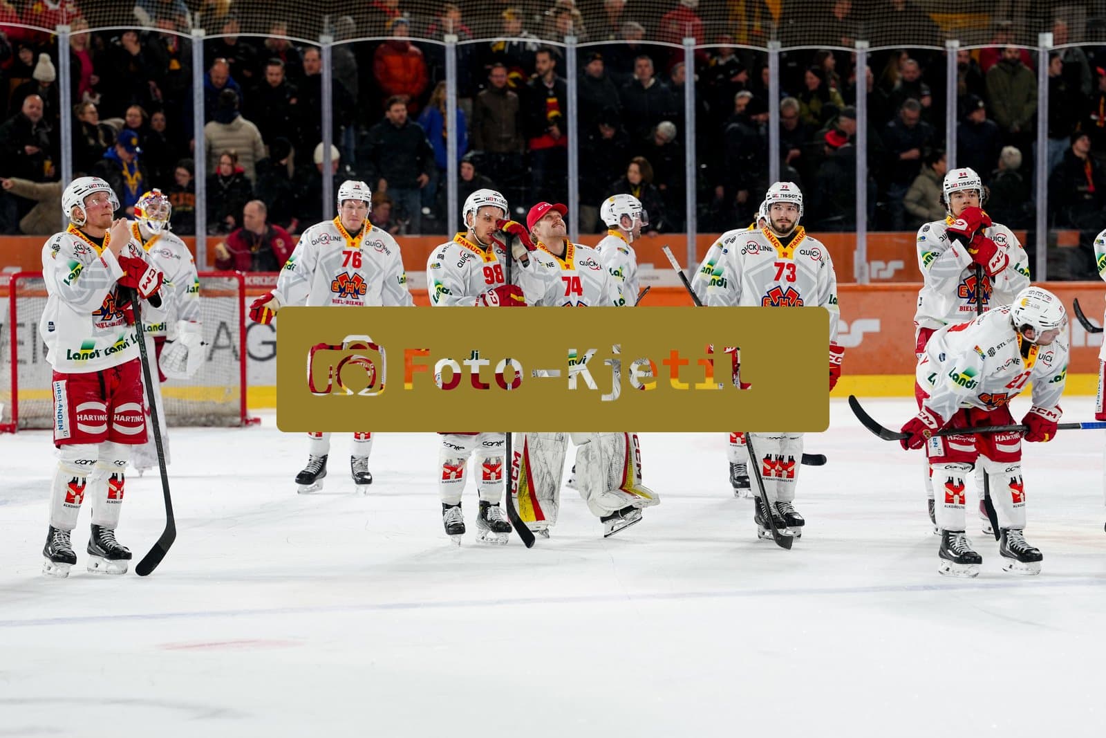 Schweiz: National League Play-In Runde 1, Spiel 2 2025/26, SC Bern vs EHC Biel-Bienne - PostFinance Arena, Bern: Die Spieler des EHC Biel-Bienne enttäuscht nach der Niederlage gegen den SC Bern und somit dem Ausscheiden der Playoff und somit dem Saisonende