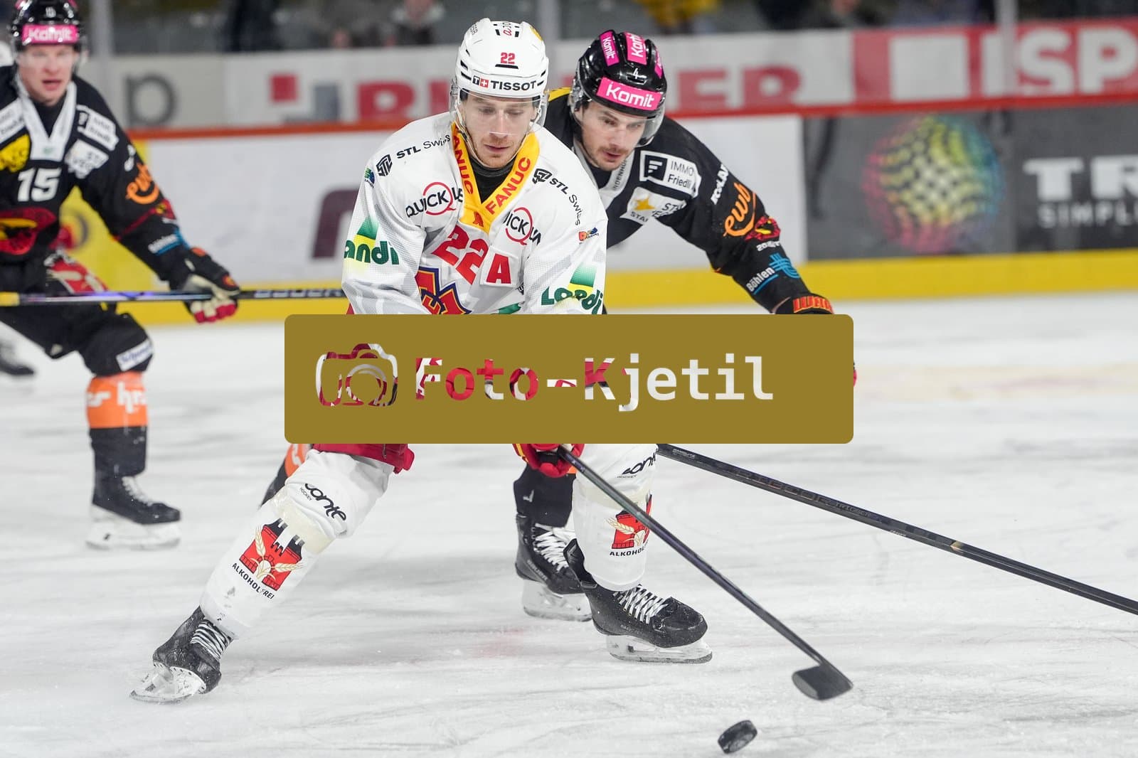 Schweiz: National League Play-In Runde 1, Spiel 2 2025/26, SC Bern vs EHC Biel-Bienne - PostFinance Arena, Bern: Johnny Kneubuehler (22 EHCB) im Duell mit Hardy Häman Aktell - Hardy Haman Aktell (4 SCB)