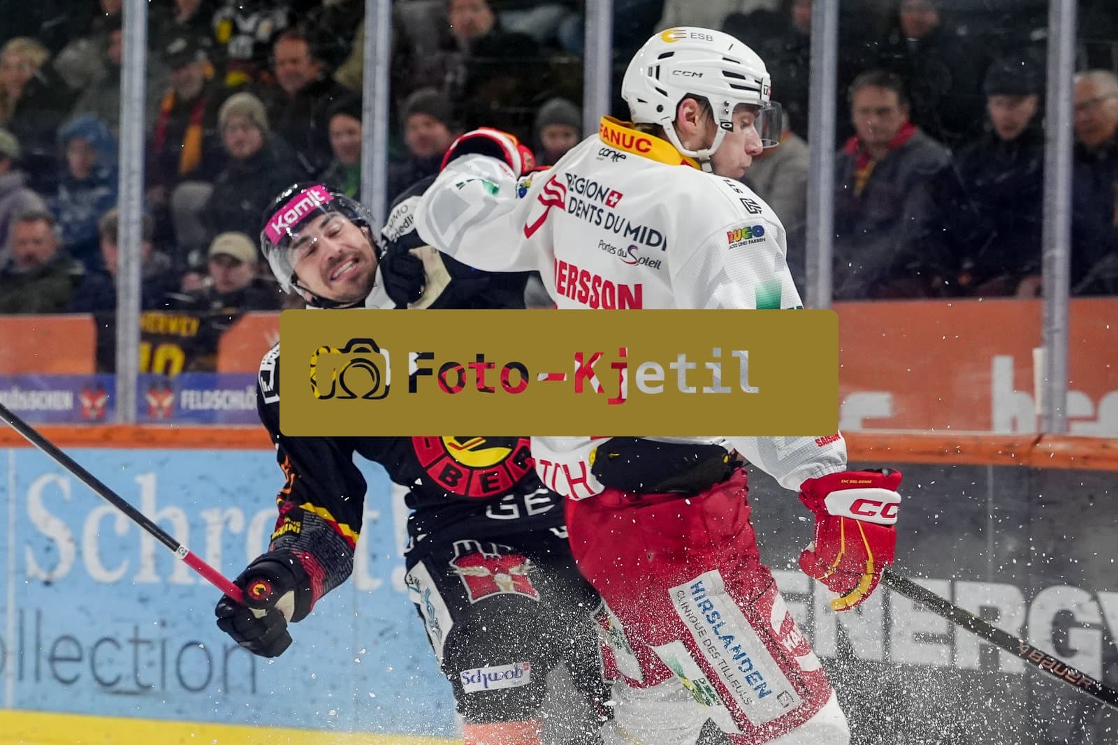 Schweiz: National League Play-In Runde 1, Spiel 2 2025/26, SC Bern vs EHC Biel-Bienne - PostFinance Arena, Bern: Lias Andersson (24 EHCB) im Duell mit Samuel Kreis (44 SCB)