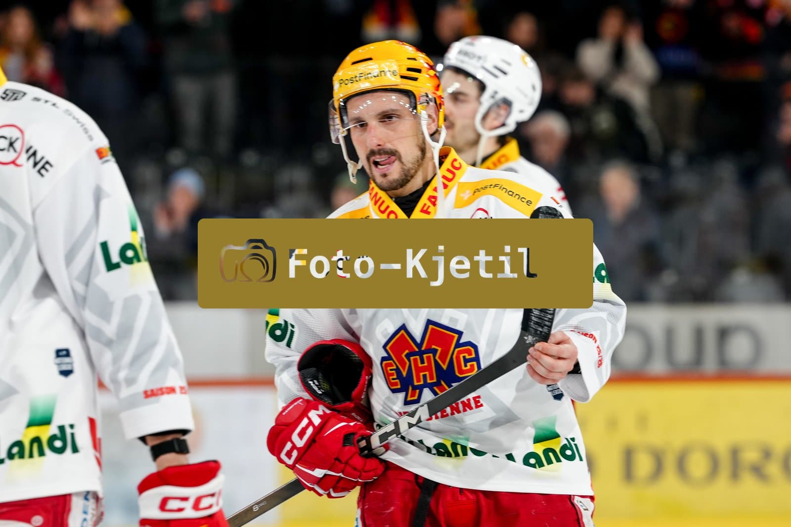 Schweiz: National League Play-In Runde 1, Spiel 2 2025/26, SC Bern vs EHC Biel-Bienne - PostFinance Arena, Bern: Fabio Hofer (PostFinance Top Scorer von EHCB) enttäuscht nach der Niederlage gegen den SC Bern und somit dem Ausscheiden der Playoff und somit dem Saisonende