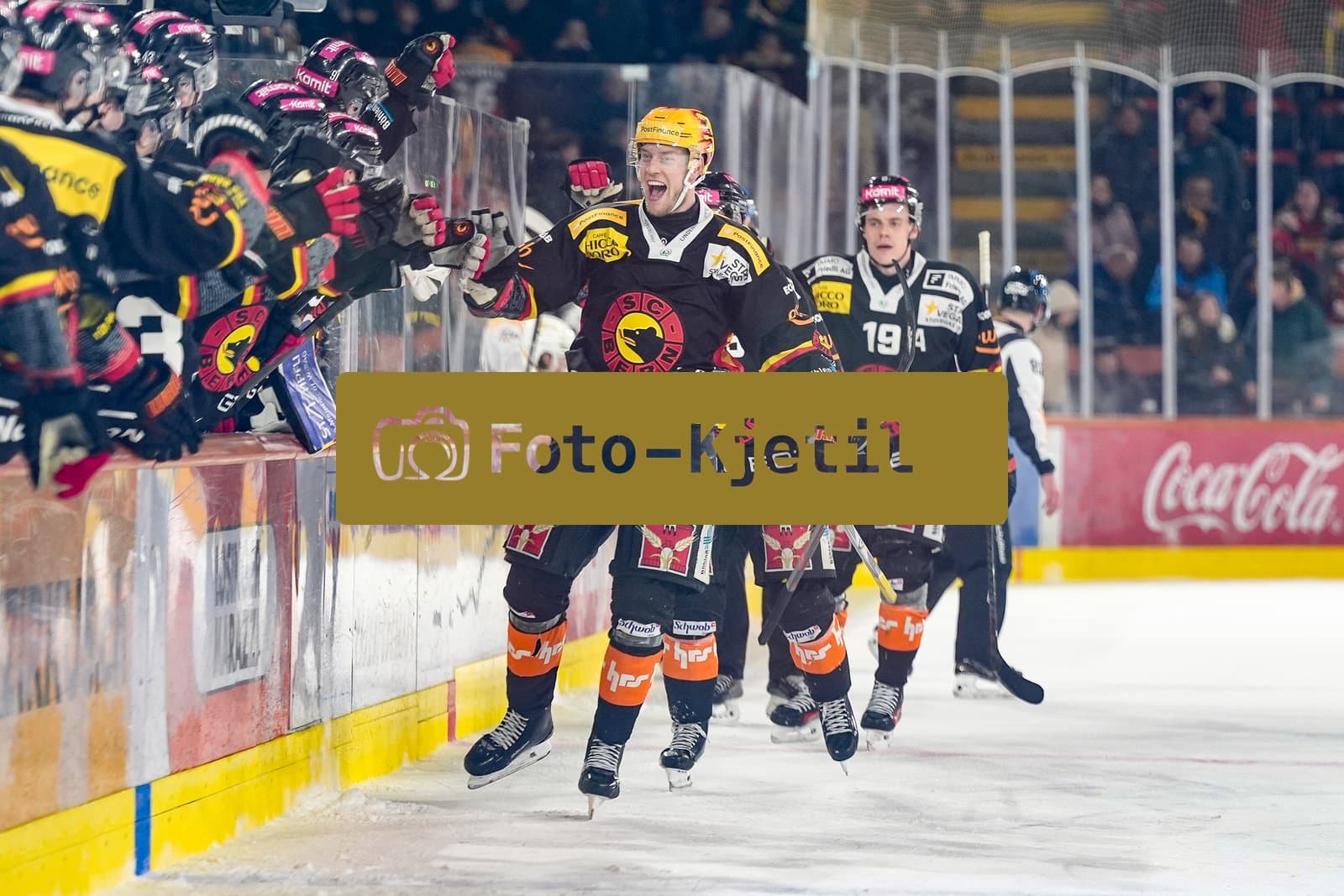 Schweiz: National League Play-In Runde 1, Spiel 2 2025/26, SC Bern vs EHC Biel-Bienne - PostFinance Arena, Bern: Victor Ejdsell (PostFinance Top Scorer von SCB) jubelt nach seinem Tor zum 4:0 mit dem Team