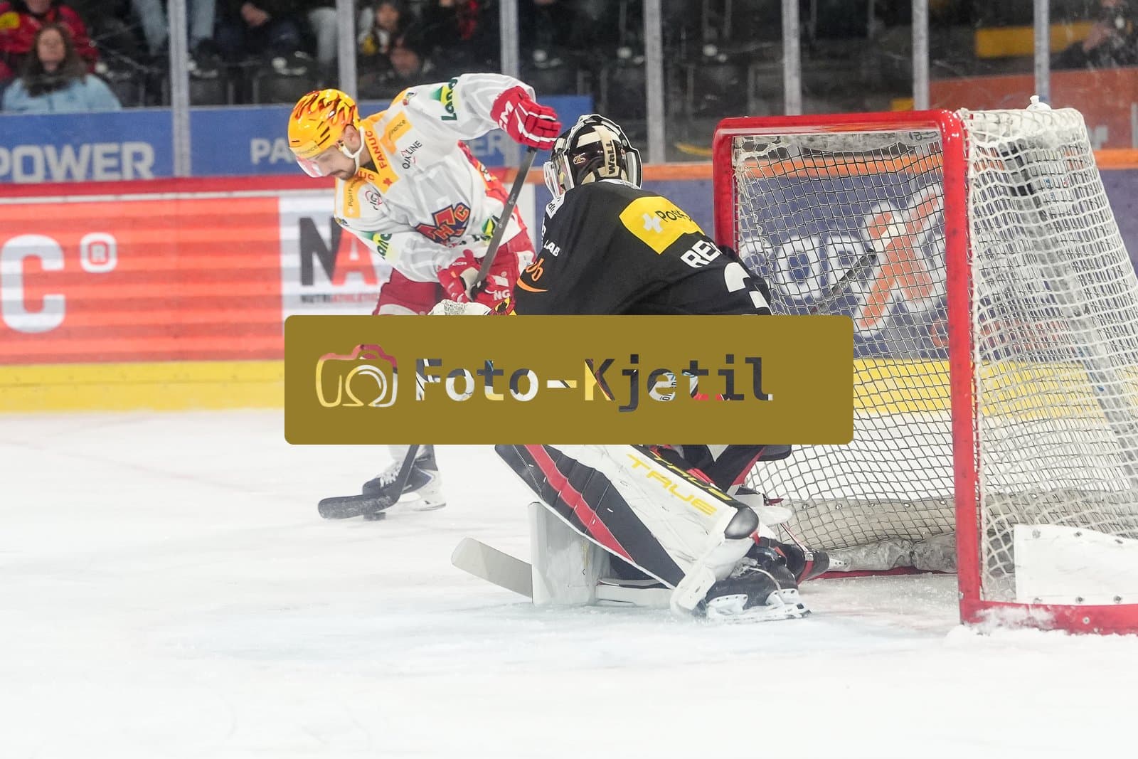 Schweiz: National League Play-In Runde 1, Spiel 2 2025/26, SC Bern vs EHC Biel-Bienne - PostFinance Arena, Bern: Fabio Hofer (PostFinance Top Scorer von EHCB) im Duell mit Torhüter Adam Reideborn (36 SCB)
