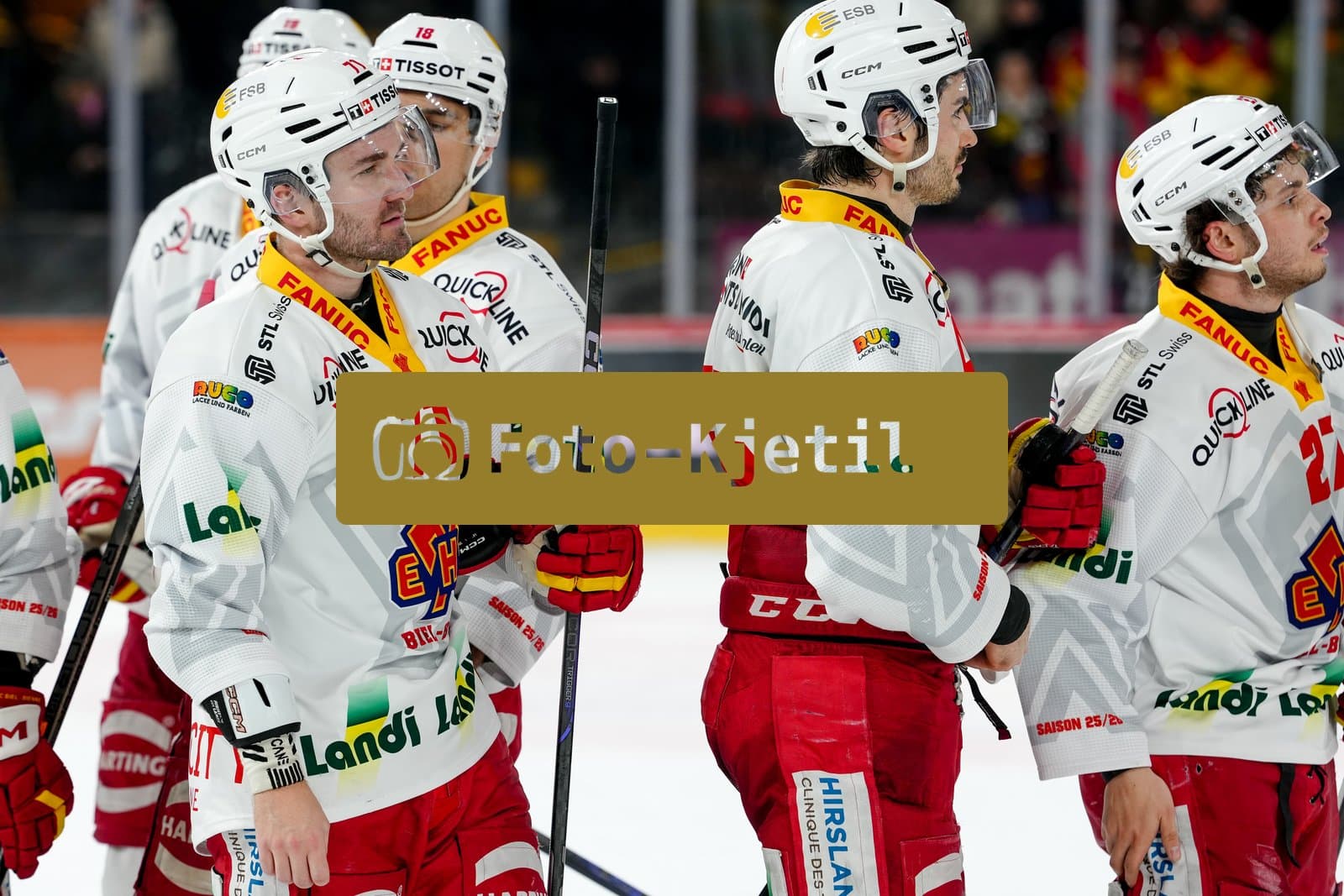 Schweiz: National League Play-In Runde 1, Spiel 2 2025/26, SC Bern vs EHC Biel-Bienne - PostFinance Arena, Bern: Die Spieler des EHC Biel-Bienne enttäuscht nach der Niederlage gegen den SC Bern und somit dem Ausscheiden der Playoff und somit dem Saisonende