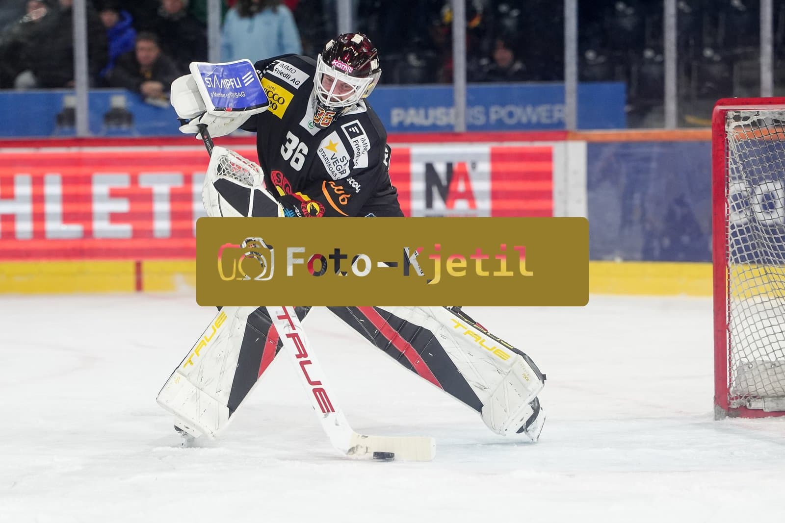 Schweiz: National League Play-In Runde 1, Spiel 2 2025/26, SC Bern vs EHC Biel-Bienne - PostFinance Arena, Bern: Torhüter Adam Reideborn (36 SCB) in Aktion