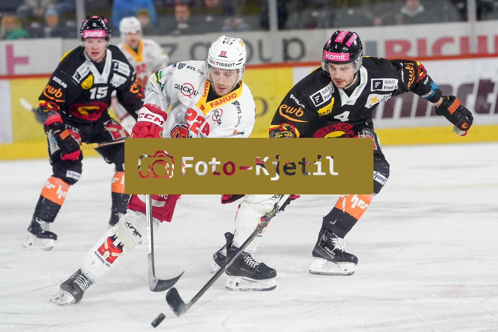 Schweiz: National League Play-In Runde 1, Spiel 2 2025/26, SC Bern vs EHC Biel-Bienne - PostFinance Arena, Bern: Johnny Kneubuehler (22 EHCB) im Duell mit Hardy Häman Aktell - Hardy Haman Aktell (4 SCB)